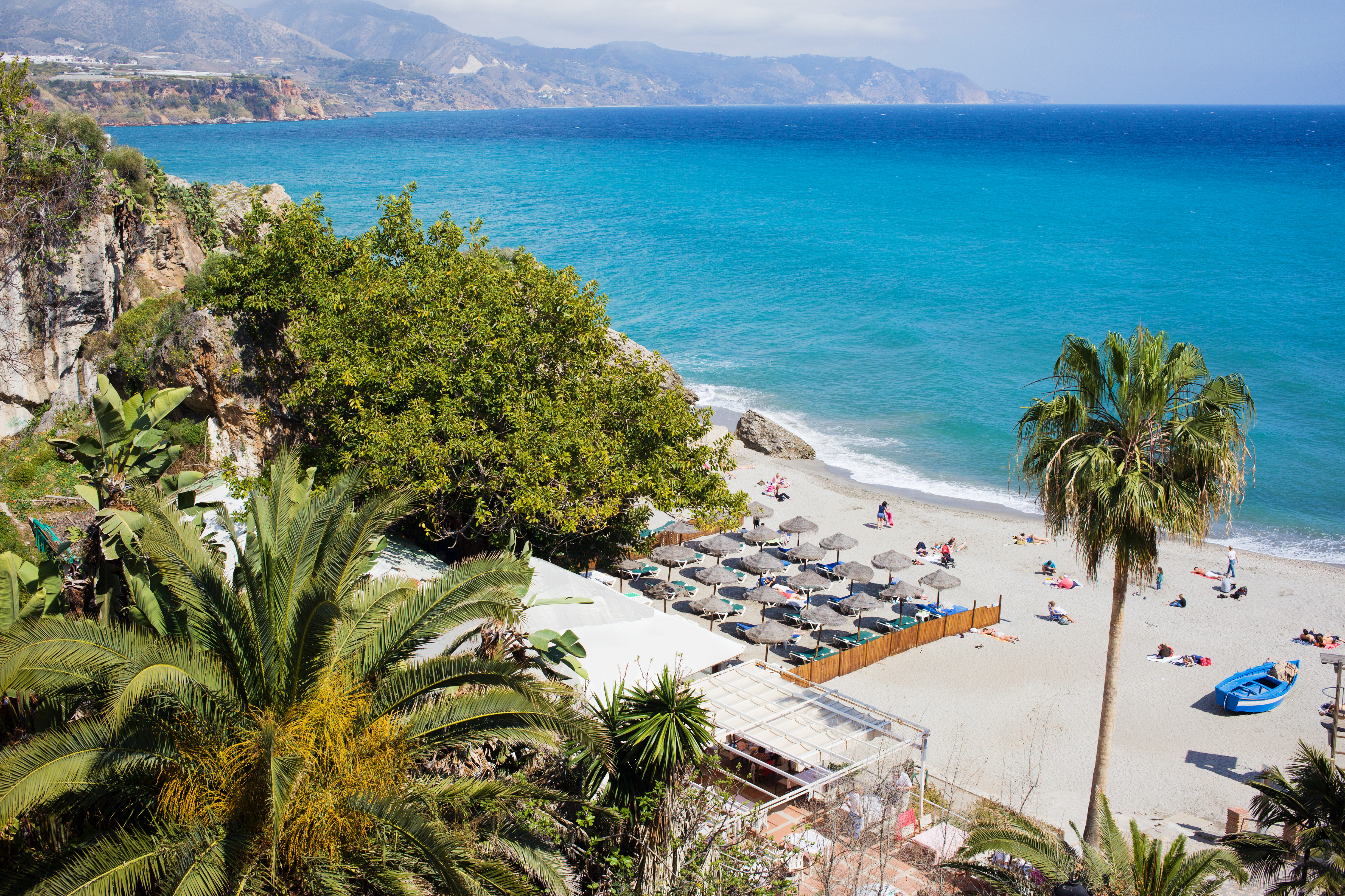 Marbella, ten andaluzyjski kurort jest bez wątpienia bardzo elegancikiem miejscem. Jednak jeśli pragniemy zarezerwować tam wakacyjną nieruchomość, musimy liczyć się z kosztem aż do 1 537 euro za tydzień pobytu! Dla odmiany, jeśli zdecydujemy się oddalić nieco od wybrzeża i zanocować w urokliwej miejscowości Ojén, wówczas za tygodniowy nocleg zapłacimy jedynie 590 euro. A do pięknej i luksusowej Marabelli będzie nas dzielić tylko 20 minut drogi, którą bez problemu pokonamy spacerując wzdłuż wybrzeża.