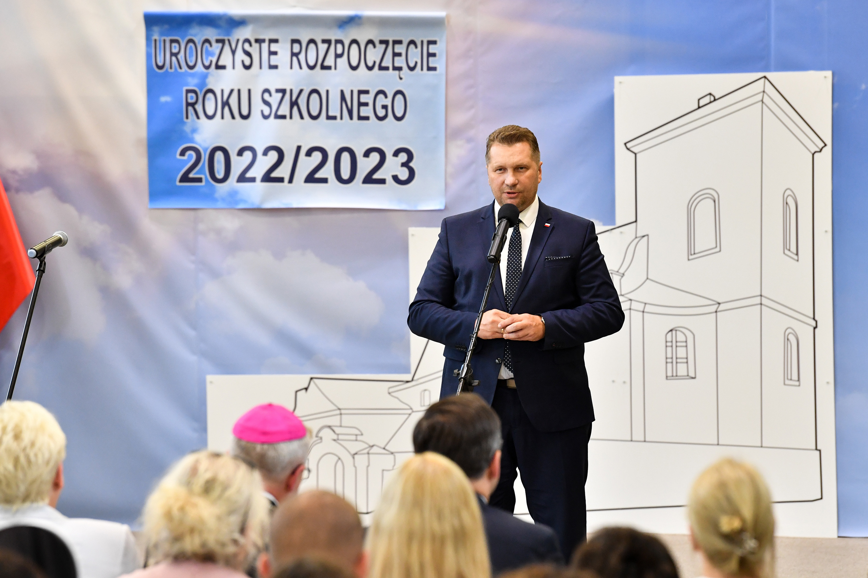 Przemysław Czarnek podczas uroczystego rozpoczęcia roku szkolnego 2022/2023 w Zespole Szkół Katolickich w Chojnicach, 1 września 2022 r.