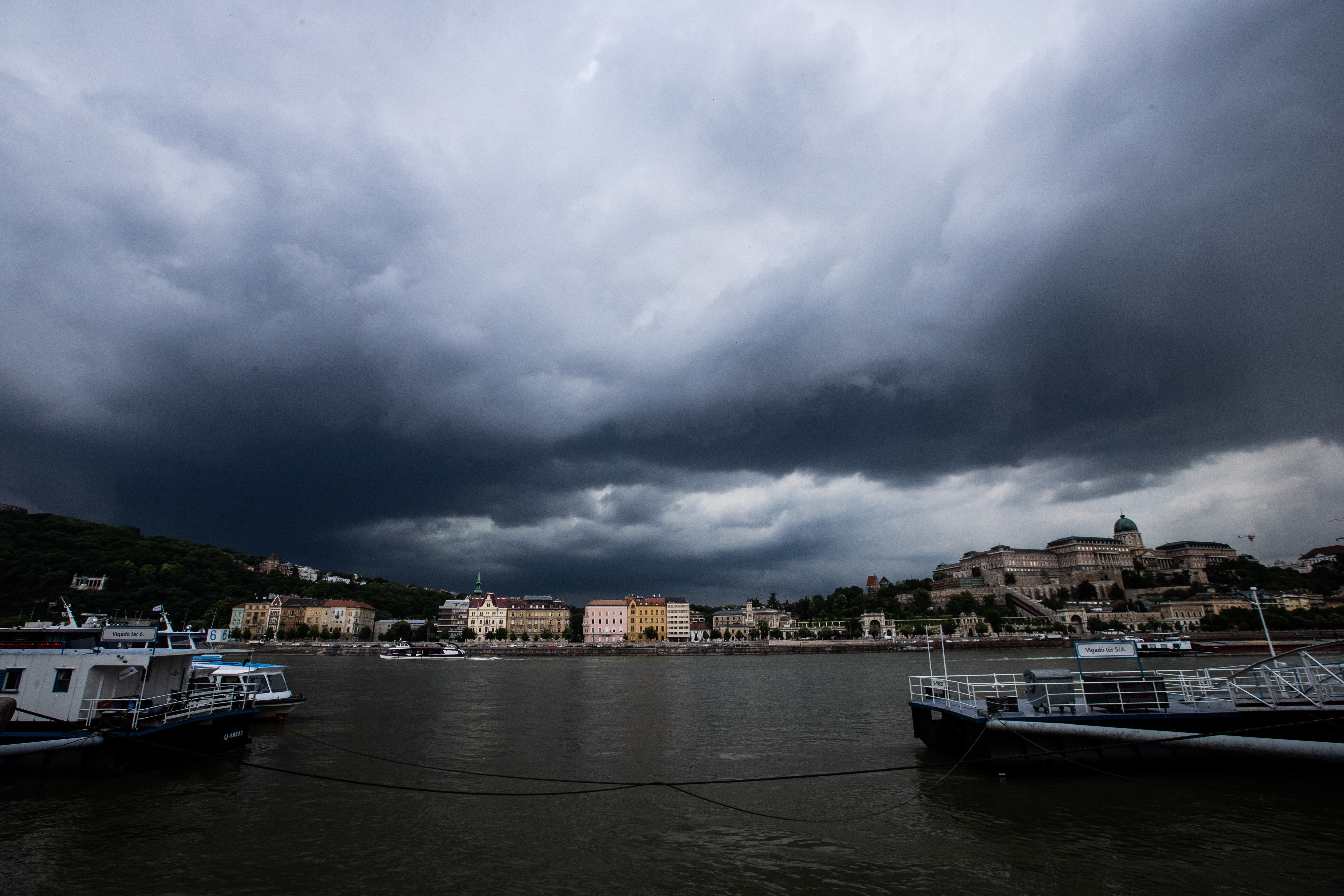 Mondják, hogy a májusi eső aranyat ér... de azért ez mégis csak túlzás! – Hamarosan ránk szakad az ég