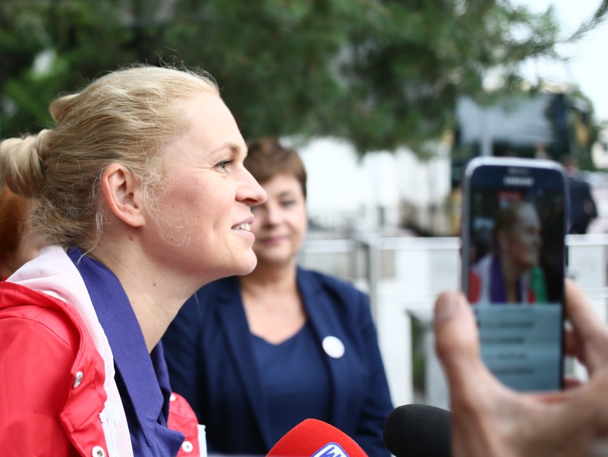 ... Pani polityk nie wydawała się jednak przejęta słabą stylizacją...