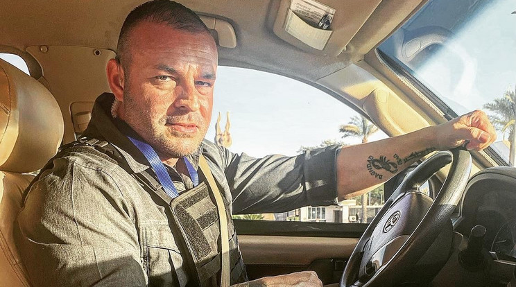 Használati utasítás a vécéhez: magyar zsoldos oktatja illemre a hazánkba érkező vendégmunkásokat