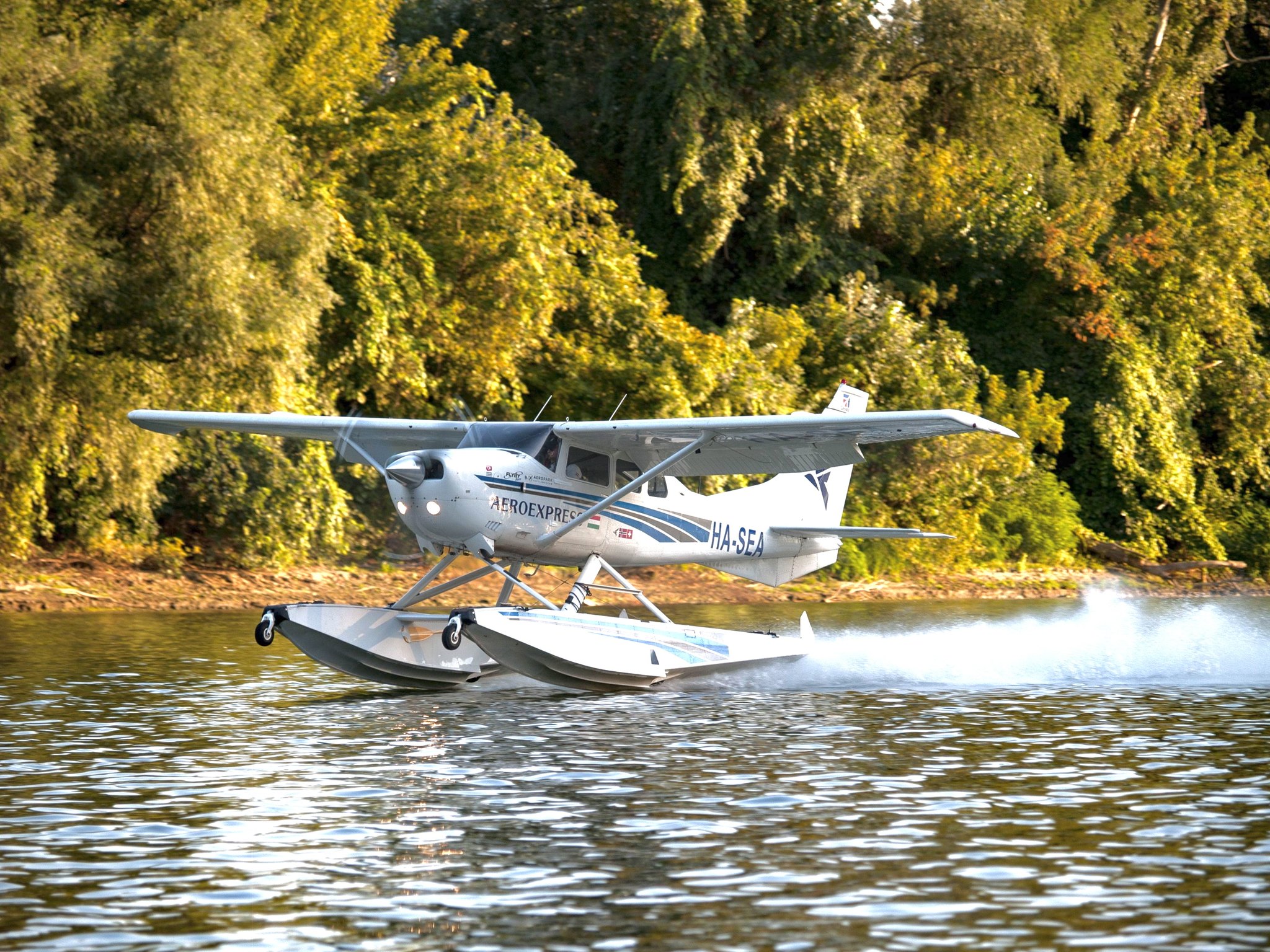 Hidroplán szállt le a Tiszán – fotók