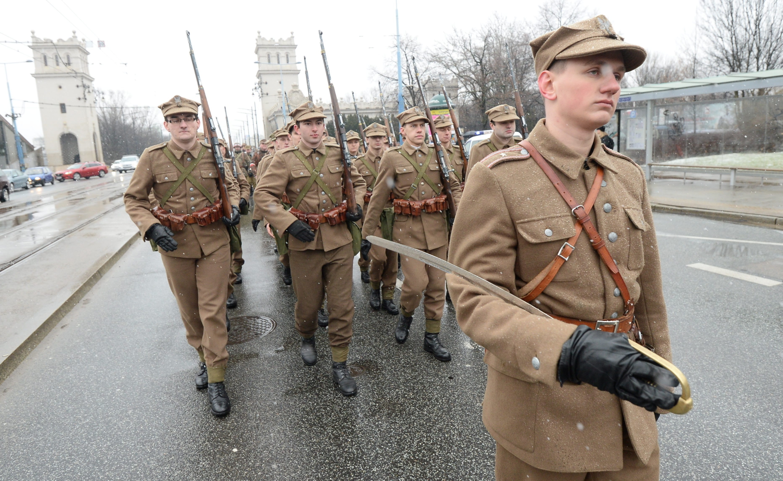 Przemarsz uczestników apelu pamięci, jaki odbył się na dziedzińcu Muzeum Wojska Polskiego, na plac Piłsudskiego przed Grób Nieznanego Żołnierza