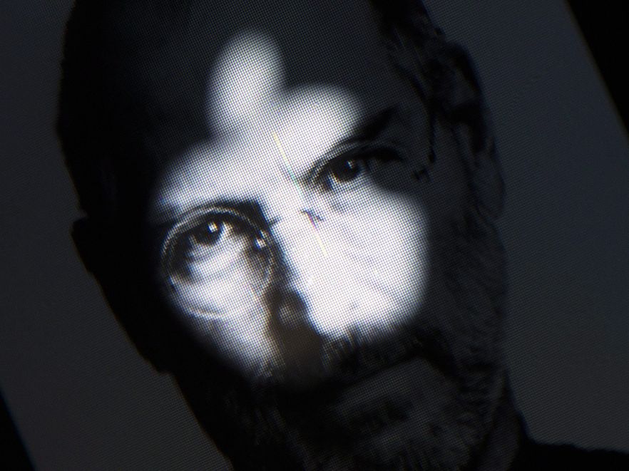 Portret Steve'a Jobsa, twórcy marki Apple, zmarłego 5 października po długie walce z chorobą