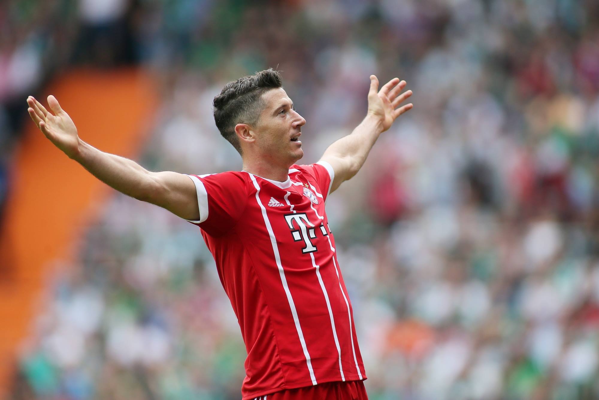 Pan Lewandowski Zarabia Miesięcznie 3500 Na czym zarabia Robert Lewandowski?