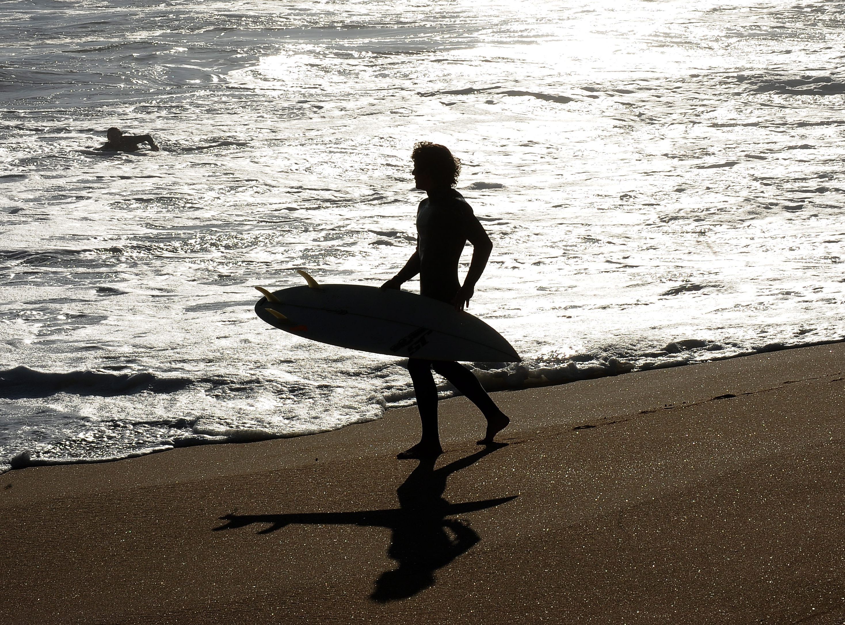 Surfer na plaży w Newport Beach, w Kalifornii