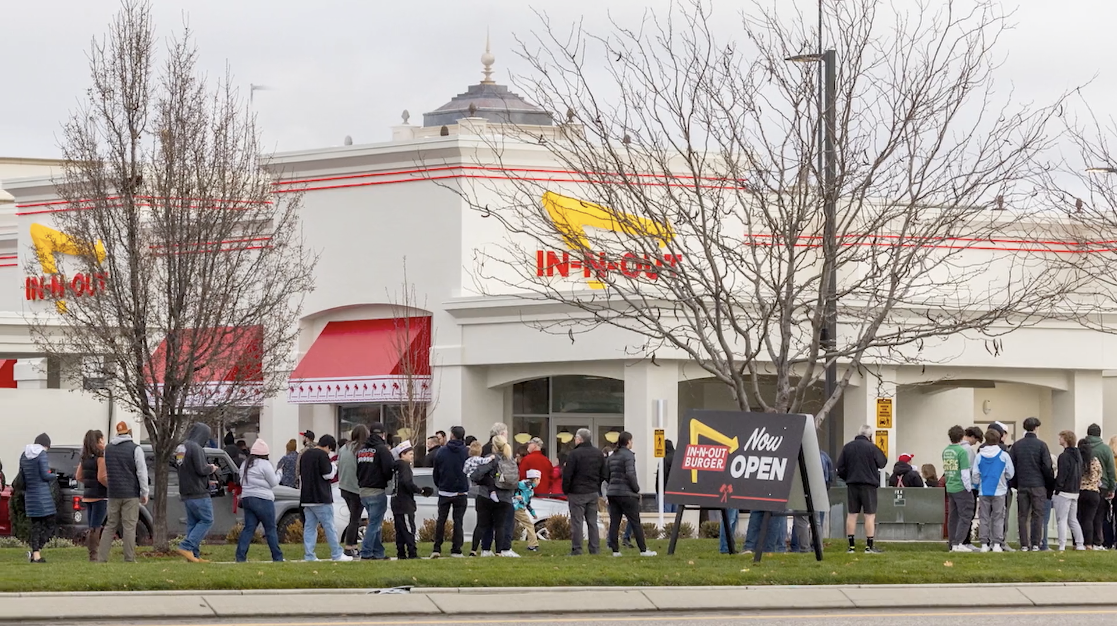 8 órás várakozás a gigászi hosszúságú sorban, a fagyban - Nem találja ki, miért állt sorba ez a rengeteg ember