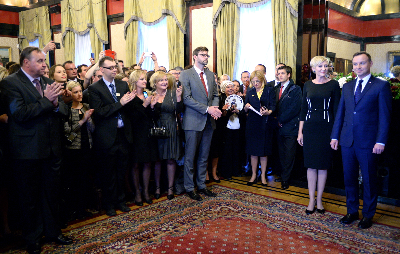 Prezydent Andrzej Duda (P) z żoną Agata Kornhauser-Dudą (2P) podczas spotkania z przedstawicielami młodej polskiej emigracji w ambasadzie RP w Londynie. <BR><BR> Para prezydencka została zaproszona również do Pałacu Buckingham. W imieniu królowej Andrzeja Dudę z małżonką podejmie we wtorek najmłodszy syn Elżbiety II, książę Edward.