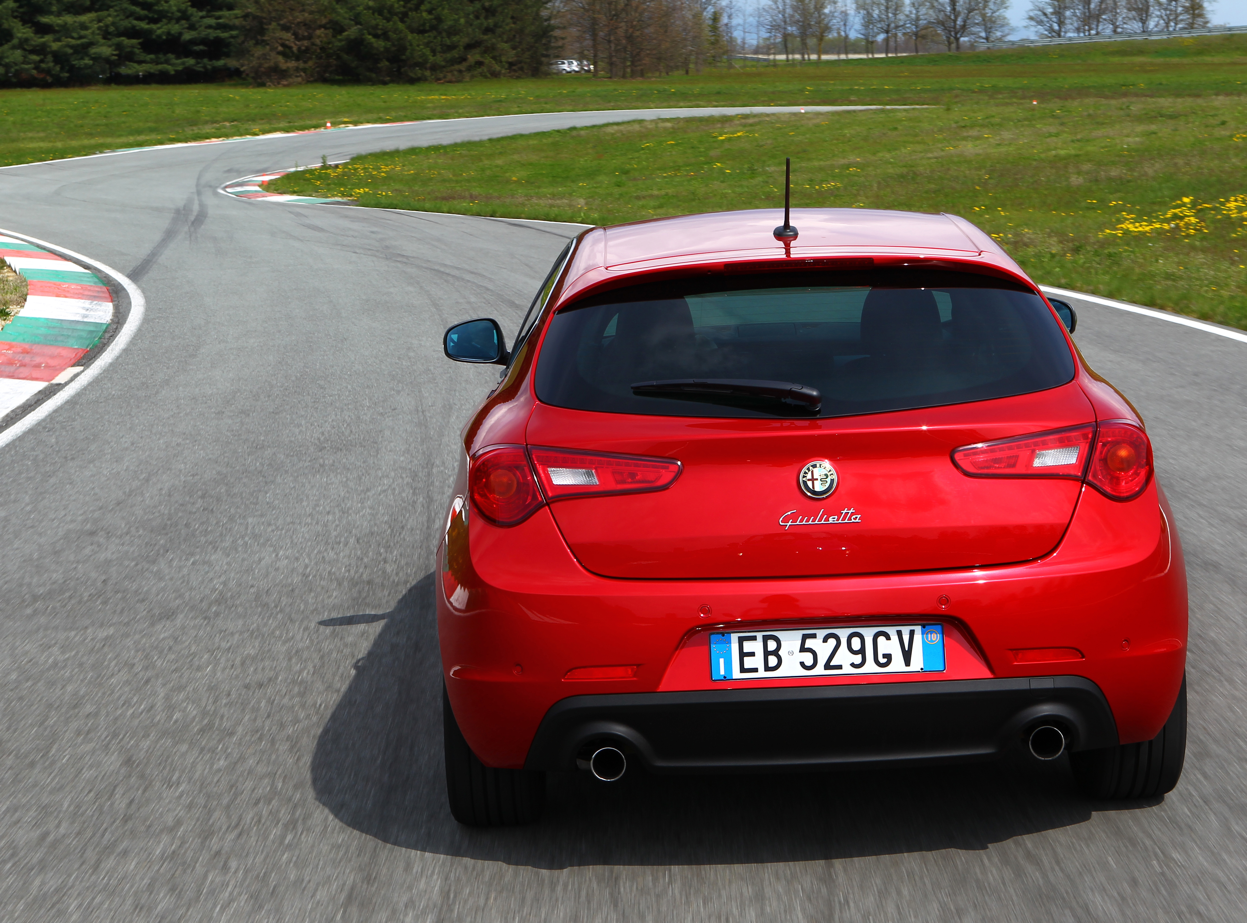 Alfa Romeo Giulietta 1750 TBI/235 KM w wersji Quadrifoglio Verde, czyli Monica Bellucci na torze