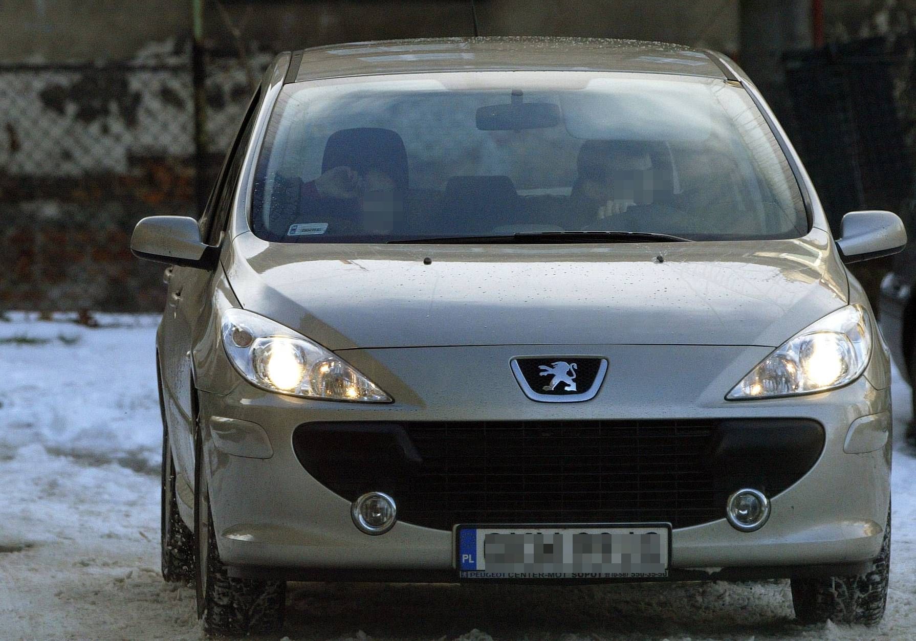 Paparazzi twierdzą, że pierwsze wspólne zdjęcie Marcina Dubienieckiego z Martą Kaczyńską wykonano w styczniu 2007 roku. Adwokat podjechał na spotkanie peugeotem 307 po liftingu.