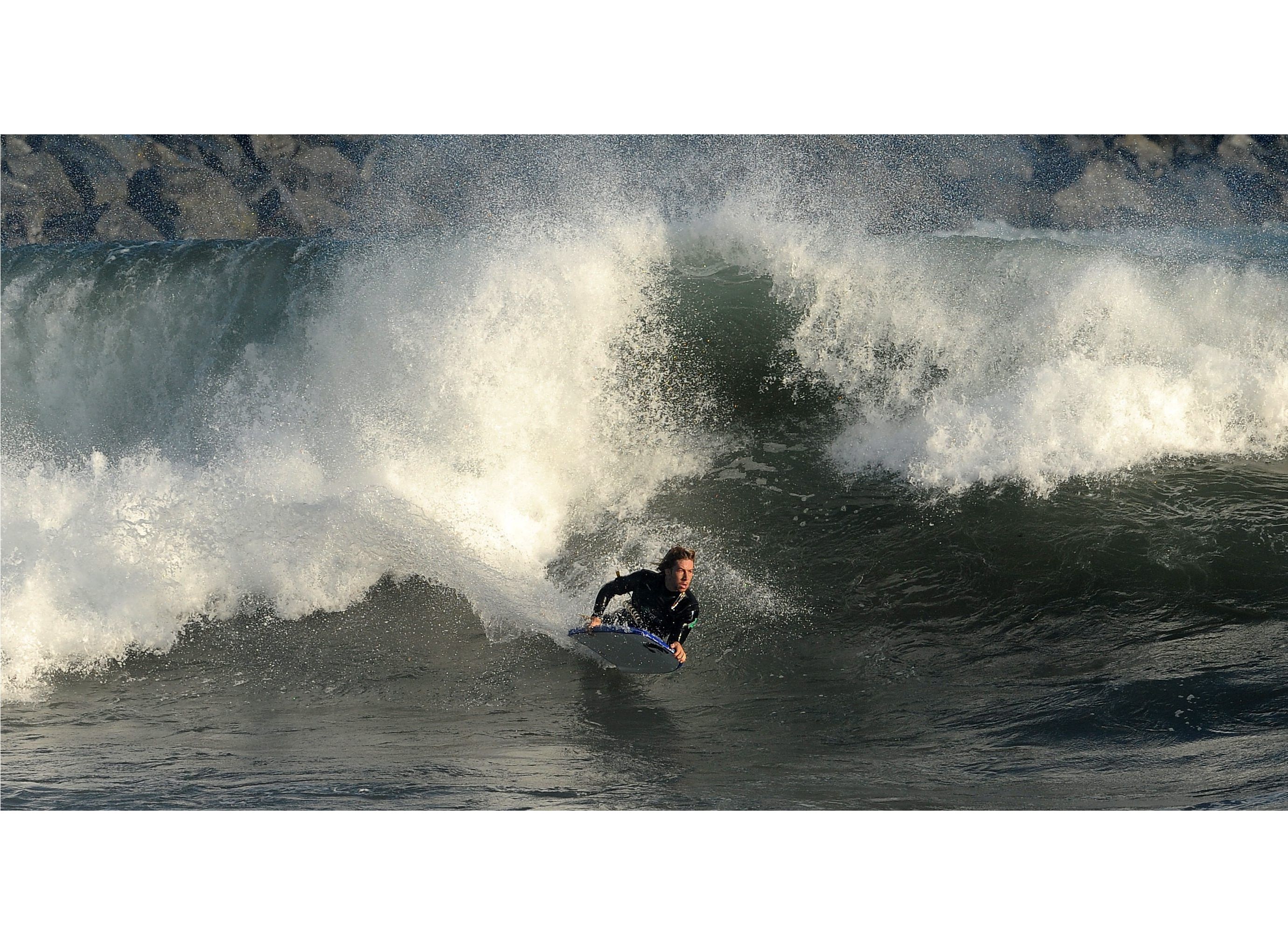Boogie boarder na fali w Newport Beach, w Kalifornii