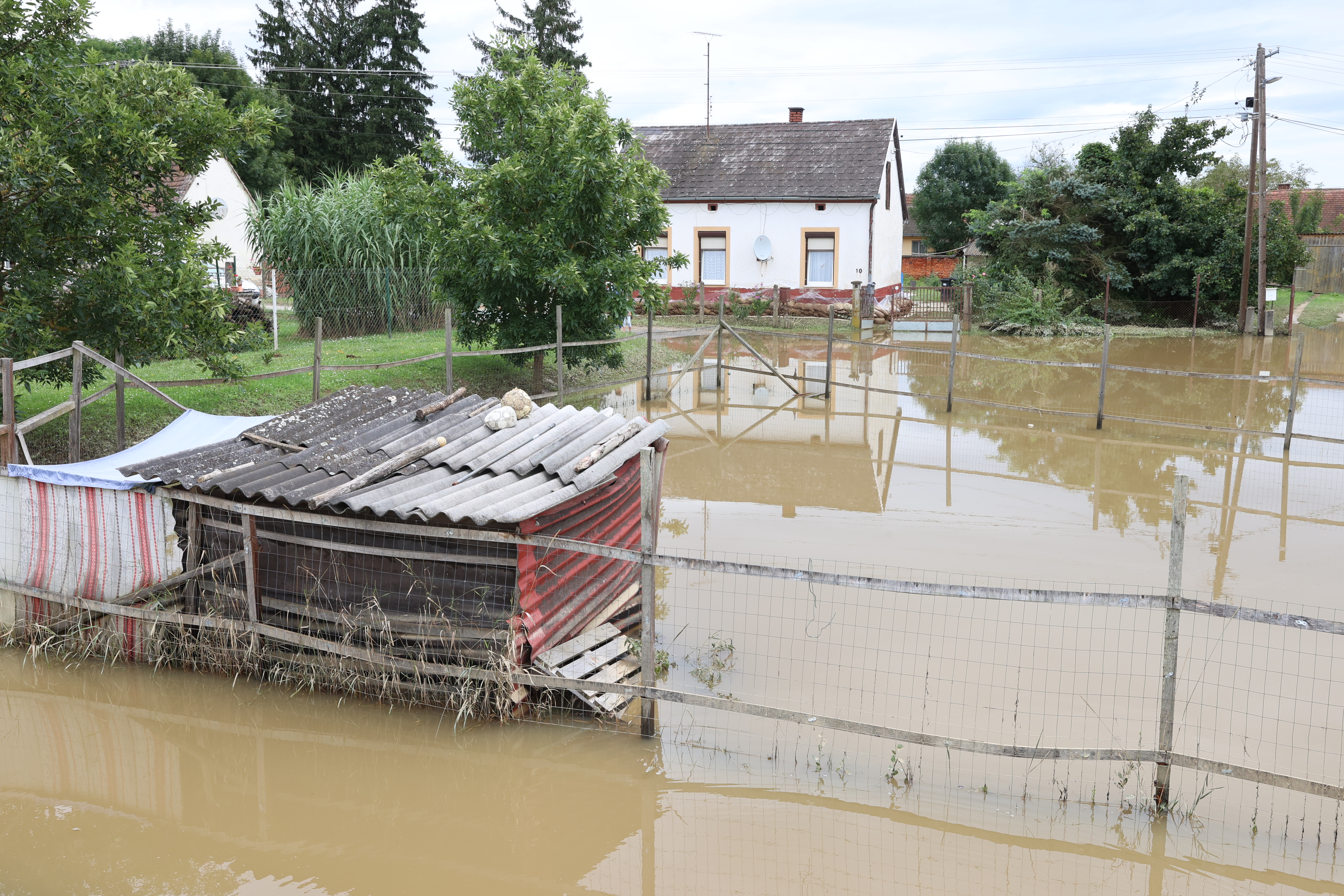 PRINT KÉSZÜL Egyszerre támadt Csákánydoroszlóra a folyó és a patak - Hiába a homokzsákok, elöntötte a víz a lakásokat és a kerteket