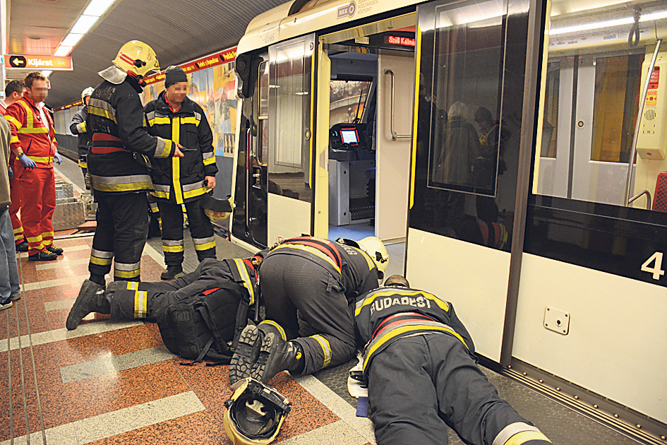 Hihetetlen szerencsével túlélte a nő, akit elgázolt a Széll Kálmán téren a  metró - Blikk