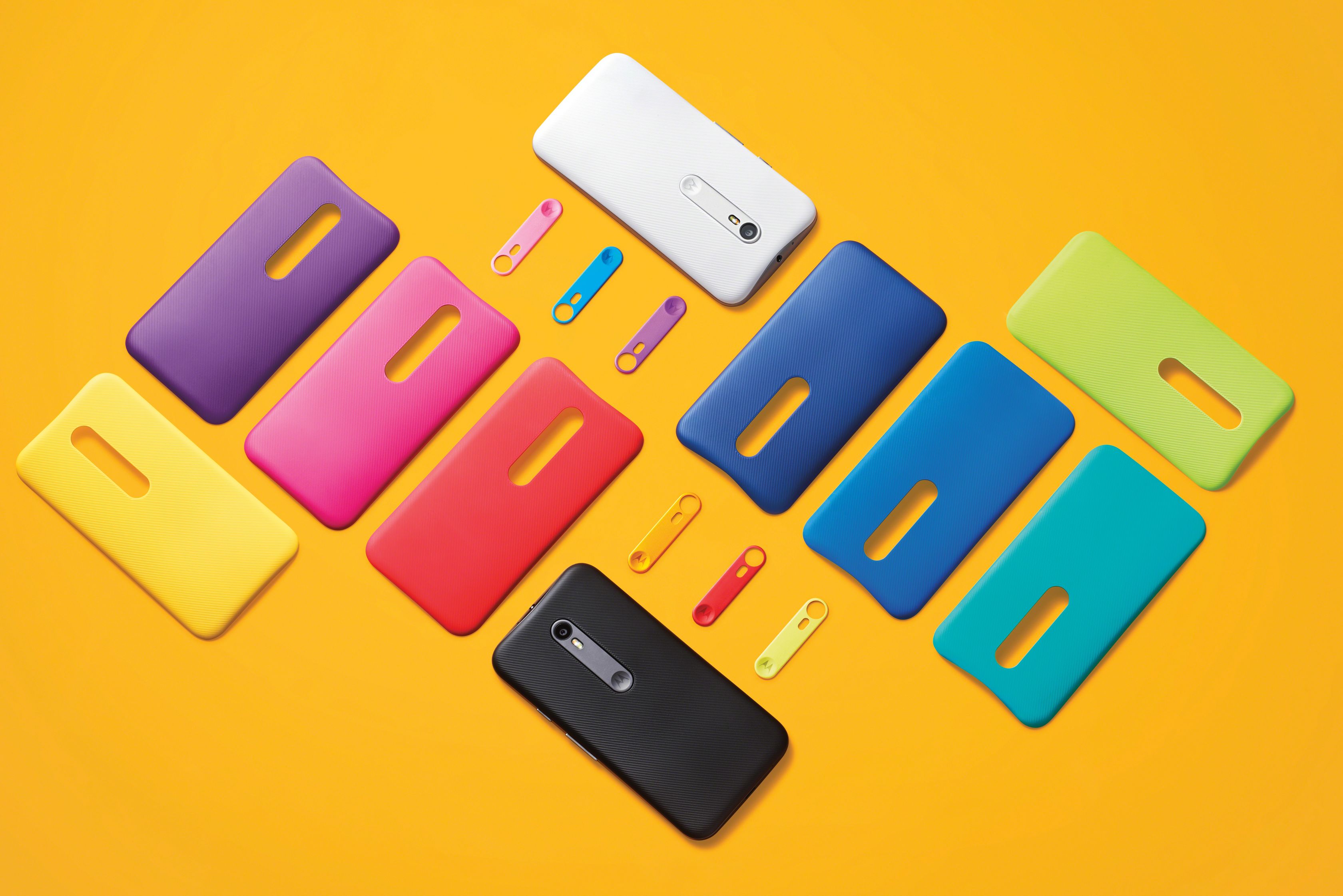 Motorola pokazuje, że smartfon nie musi być drogi. MotoG to najlepsza propozycja dla tych, którzy nie chcą kupować drogiego telefonu, a jednocześnie boją się nieznanych chińskich marek. Wymienne obudowy pozwolą nam dopasować kolor smartfona do naszego nastroju. Ma też całkiem niezły aparat (choć pamiętajmy, że w tym przedziale cenowym zdjęcia nie dorównają telefonom z najdroższej półki)