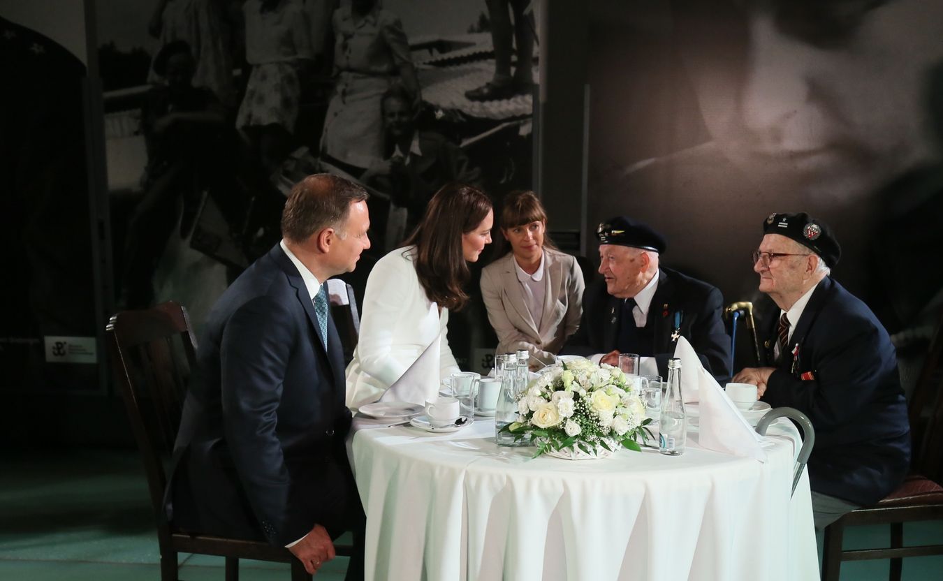 Pary: książęca i prezydencka w Muzeum Powstania Warszawskiego spotkali się z weteranami polskimi i brytyjskimi II Wojny Światowej, bohaterami Powstania Warszawskiego oraz tymi, którzy pomagali w Powstaniu. Para Książęca oraz prezydent z małżonką oddali też hołd powstańcom warszawskim zapalając znicze pod dzwonem