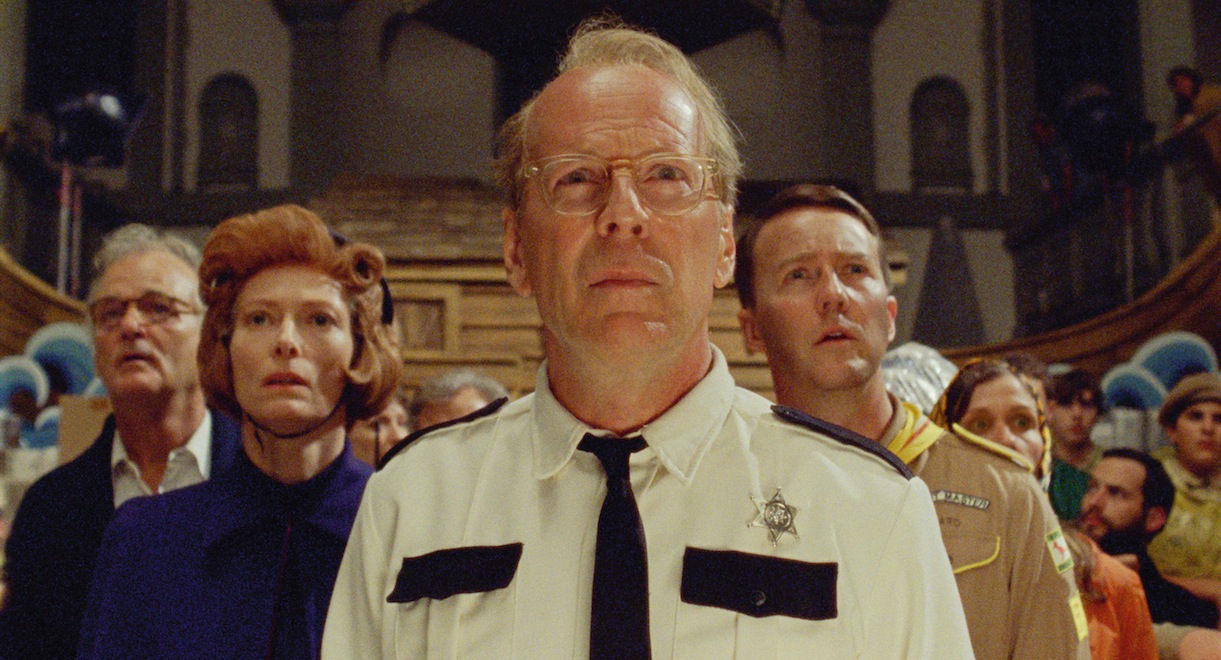 Najnowszy film Wesa Andersona. Jego akcja rozgrywa się w połowie lat 60. w Nowej Anglii. Para zakochanych w sobie dwunastolatków postanawia uciec z domu. W produkcji, obok młodych aktorów Jareda Gilmana i Kary Hayward, zagrała plejada gwiazd, w tym Bruce Willis, Edward Norton, Bill Murray, Frances McDormand oraz Tilda Swinton i Jason Schwartzman