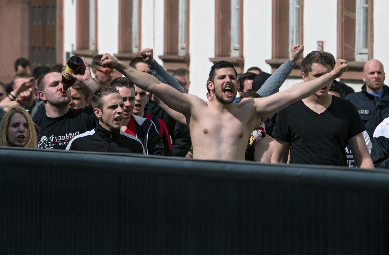 Kibice SV Darmstadt i Eintrachtu Frankfurt bili się z policją