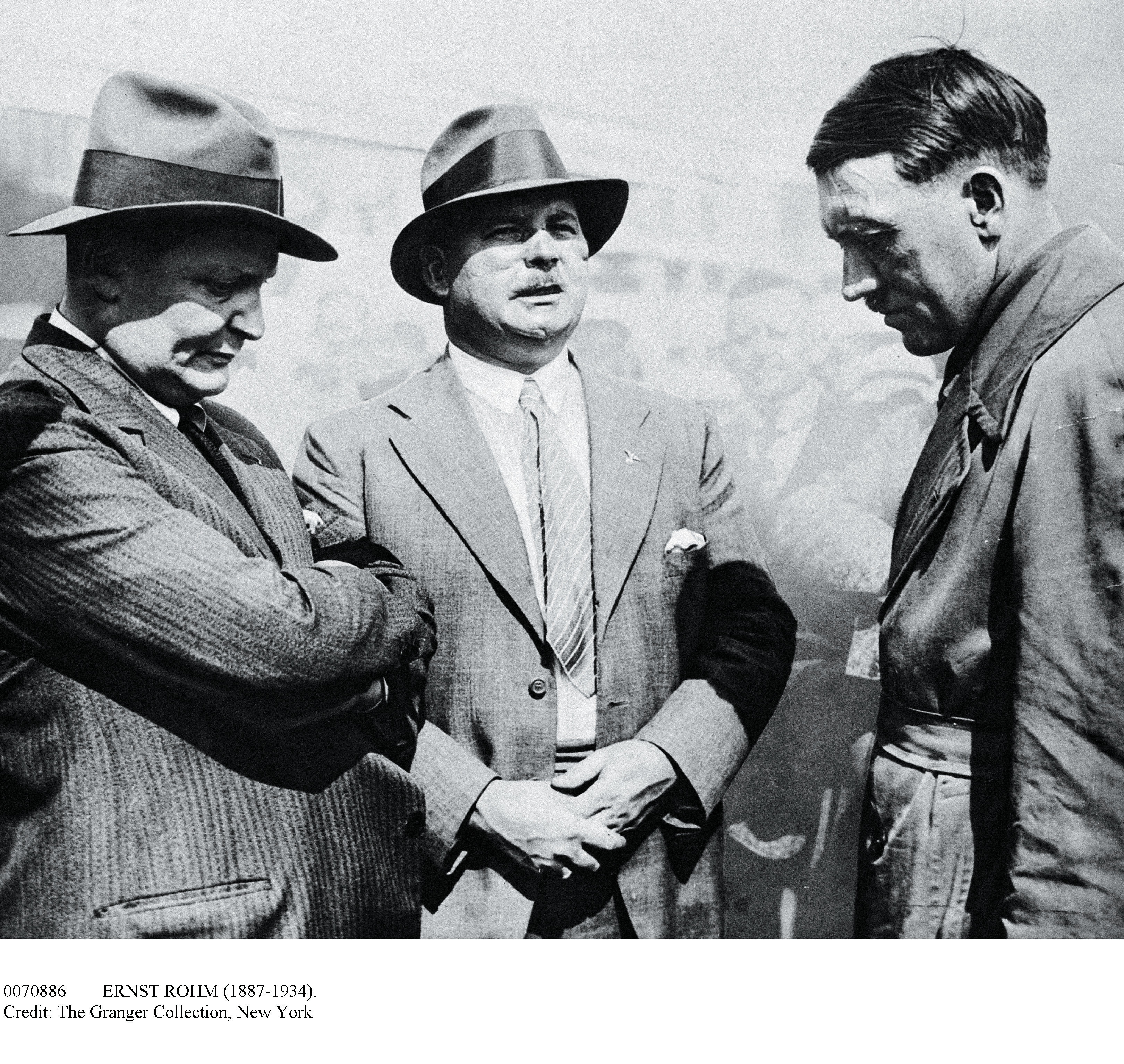 Ernst Röhm, przywódca narodowych socjalistów (w środku), z Hermannem Göringiem i Adolfem Hitlerem, ok. 1932 r.