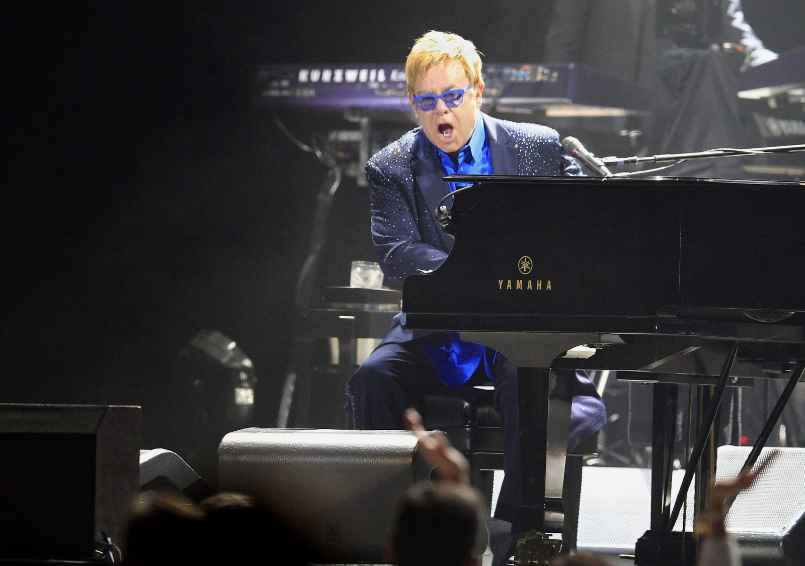 Sir Elton przy fortepianie