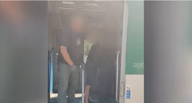 Elkapták a gödöllői HÉV útonállóit: gyanútlan várakozók nyakából tépték le az ékszereket – videó