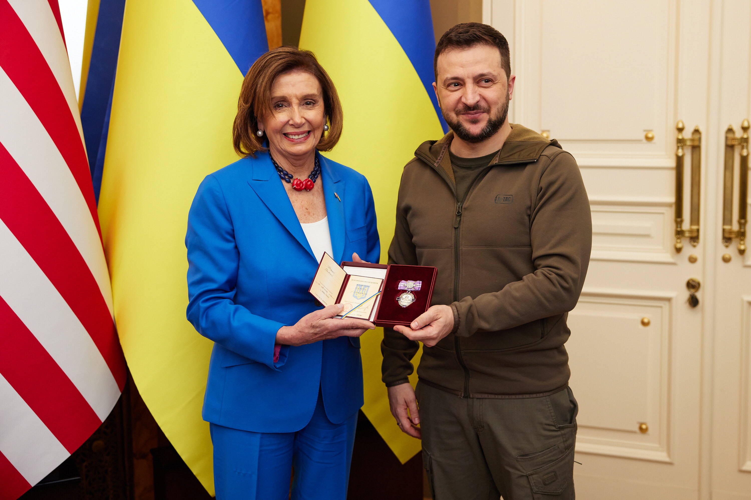 Kijów, 30 kwietnia 2022 r. Prezydent Ukrainy Wołodymyr Zełenski wręcza przewodniczącej Izby Reprezentantów USA Nancy Pelosi medal Orderu Księżnej Olgi po spotkaniu w Kijowie.