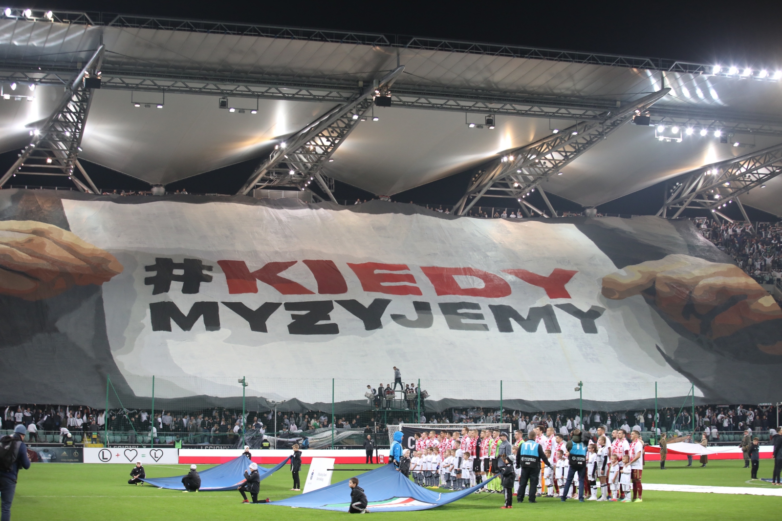 Podczas 14. i 15. serii gier przed każdym meczem na boisku pojawia się flaga Polski, zostaje odśpiewany hymn państwowy, a piłkarze wychodzą na boisko w biało-czerwonych szalikach.