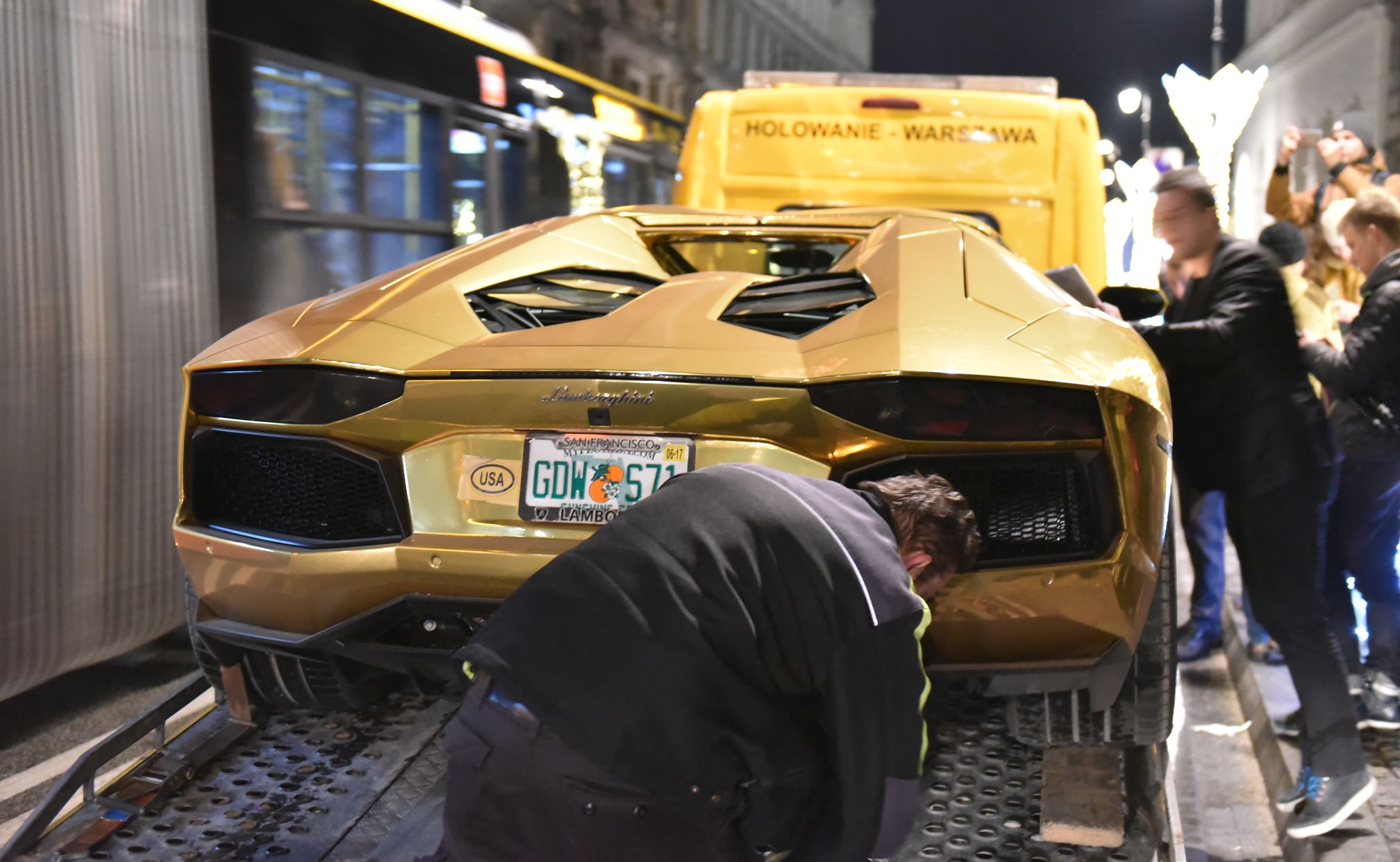 - Złote lambo należy do właściciela klubów Cocomo - dodaje Carlos92 i zaznacza, że biznesmen posiada również jeszcze inne drogie auta. A jak zachowywał się kierowca po uszkodzeniu
