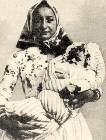 Megkötözve, a sötétben rejtegették a babájukat az albán anyák