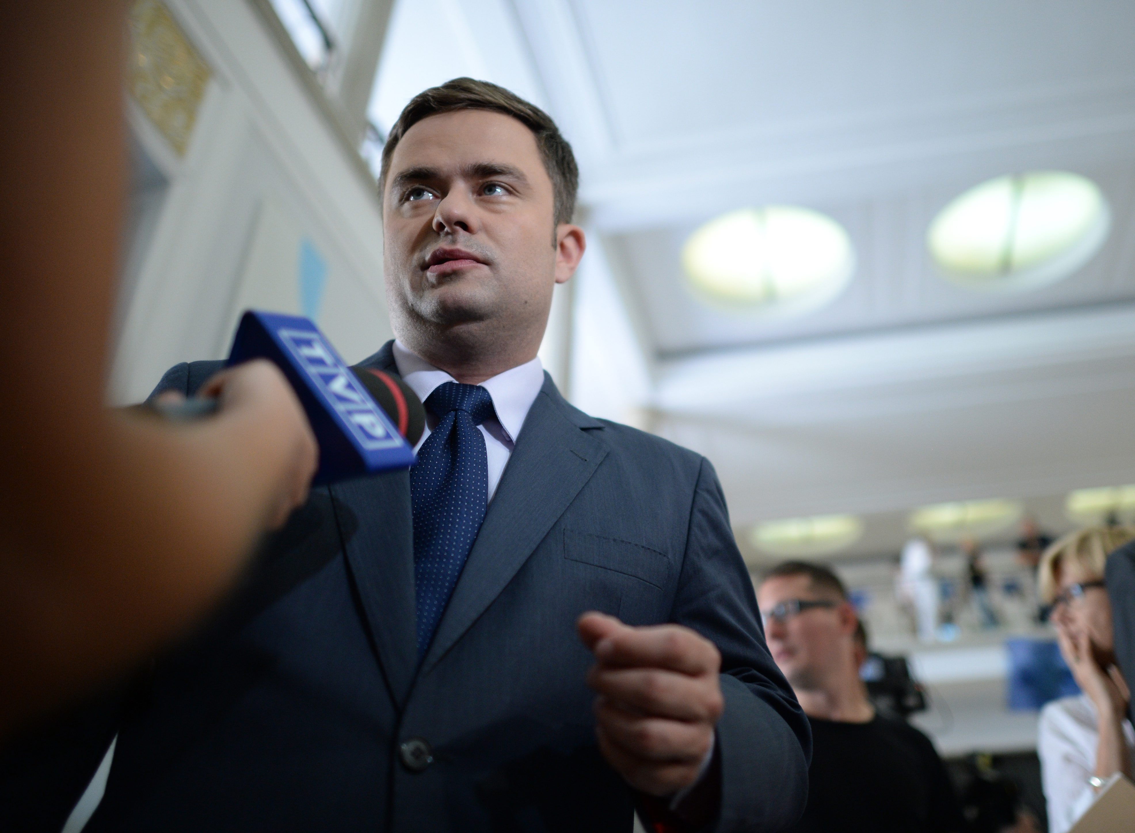 Ale Hofman oberwał też od Kaczyńskiego, gdy ten obejrzał nagrania, na którym rzecznik PiS chwalił się długością swego przyrodzenia przed pracownicami biura poselskiego. Nagranie, choć zrobione było z ukrycia, wzbudziło także zainteresowanie komitetu politycznego partii. Także tym razem rzecznik PiS przepraszał i kajał się przed władzami partii. Sytuacja była dla niego o tyle nieciekawa, że dopiero co był krytykowany w klubie za to, że nie dopilnował autoryzacji wywiadu dla