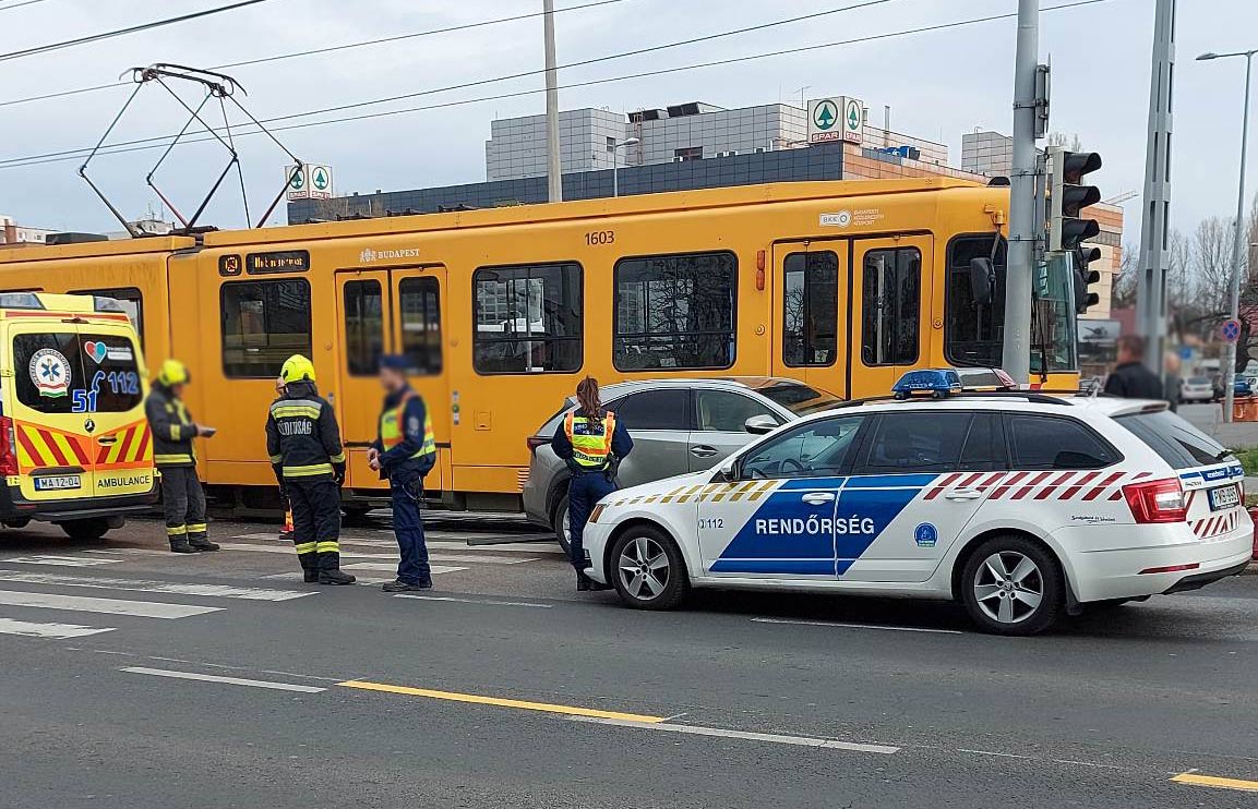 Fotók a kispesti villamosbalesetről - mentők, tűzoltók a helyszínen!