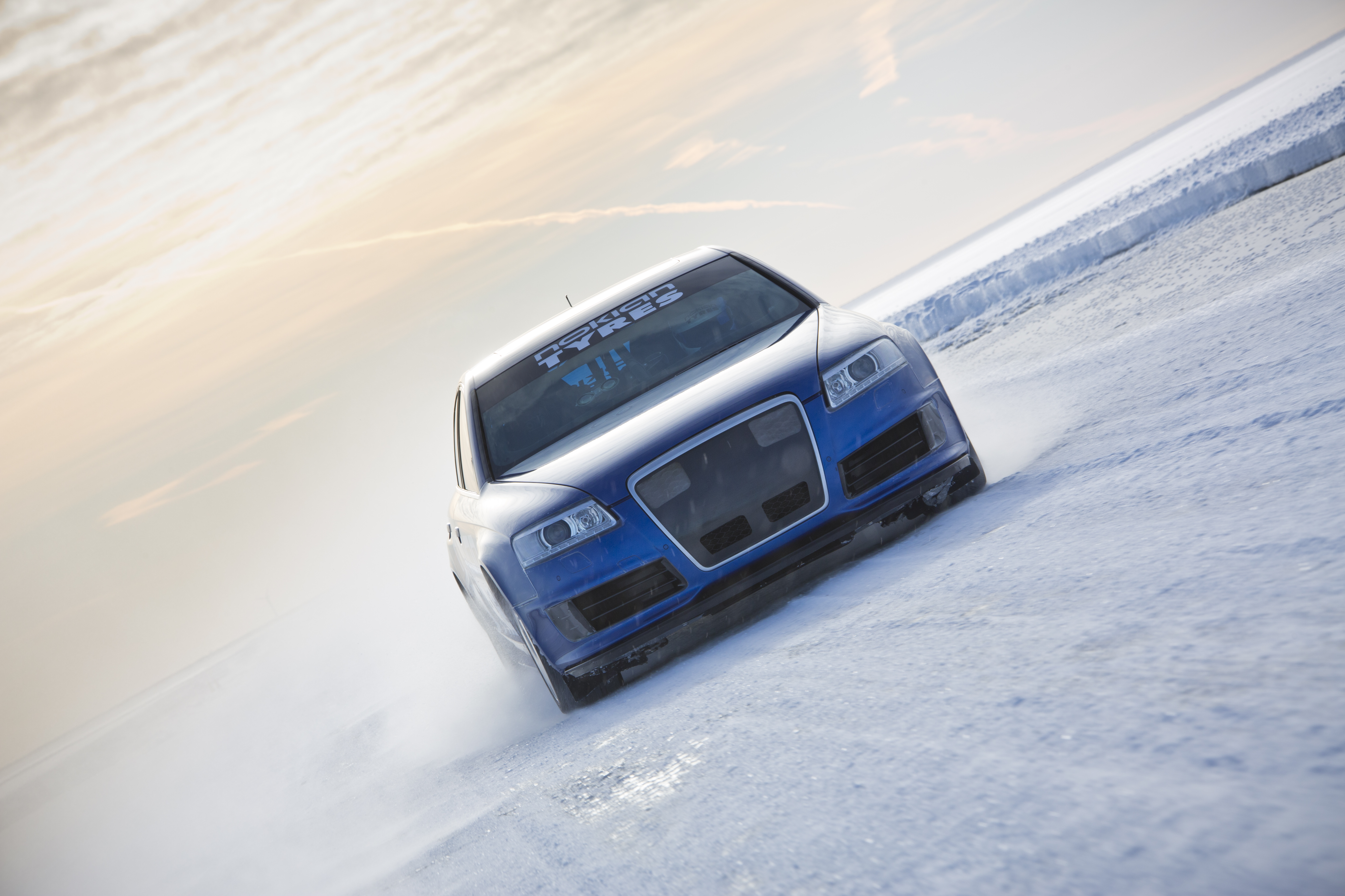 Miesiąc później audi RS6 w barwach oponiarzy z Nokian Tyres przebiło wynik Kankkunena rozpędzając się do 331,61 km/h...