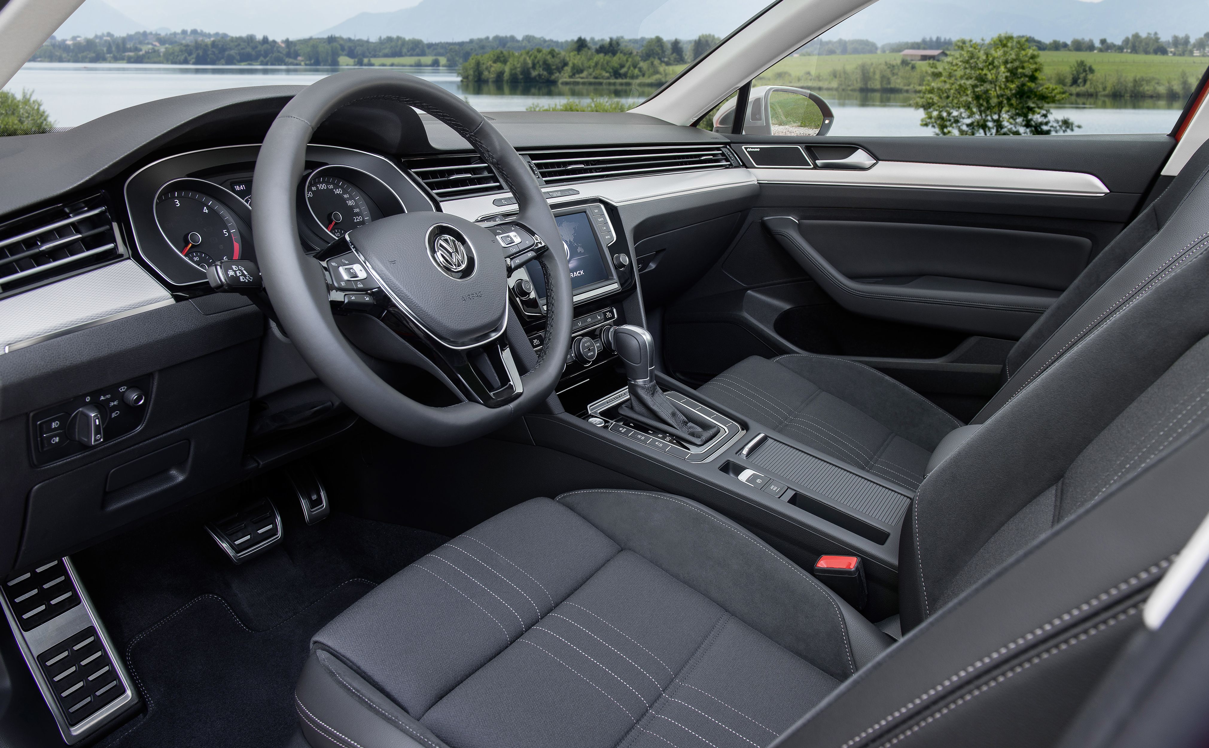 Nowy passat alltrack jest seryjnie wyposażony w napęd na cztery koła 4MOTION ze sprzęgłem Haldex piątej generacji. W opinii inżynierów system działa jeszcze zanim którekolwiek z kół wpadnie w poślizg - dzięki temu utrata trakcji jest prawie niemożliwa. Kiedy nic złego się nie dzieje napędzana jest przednia oś.