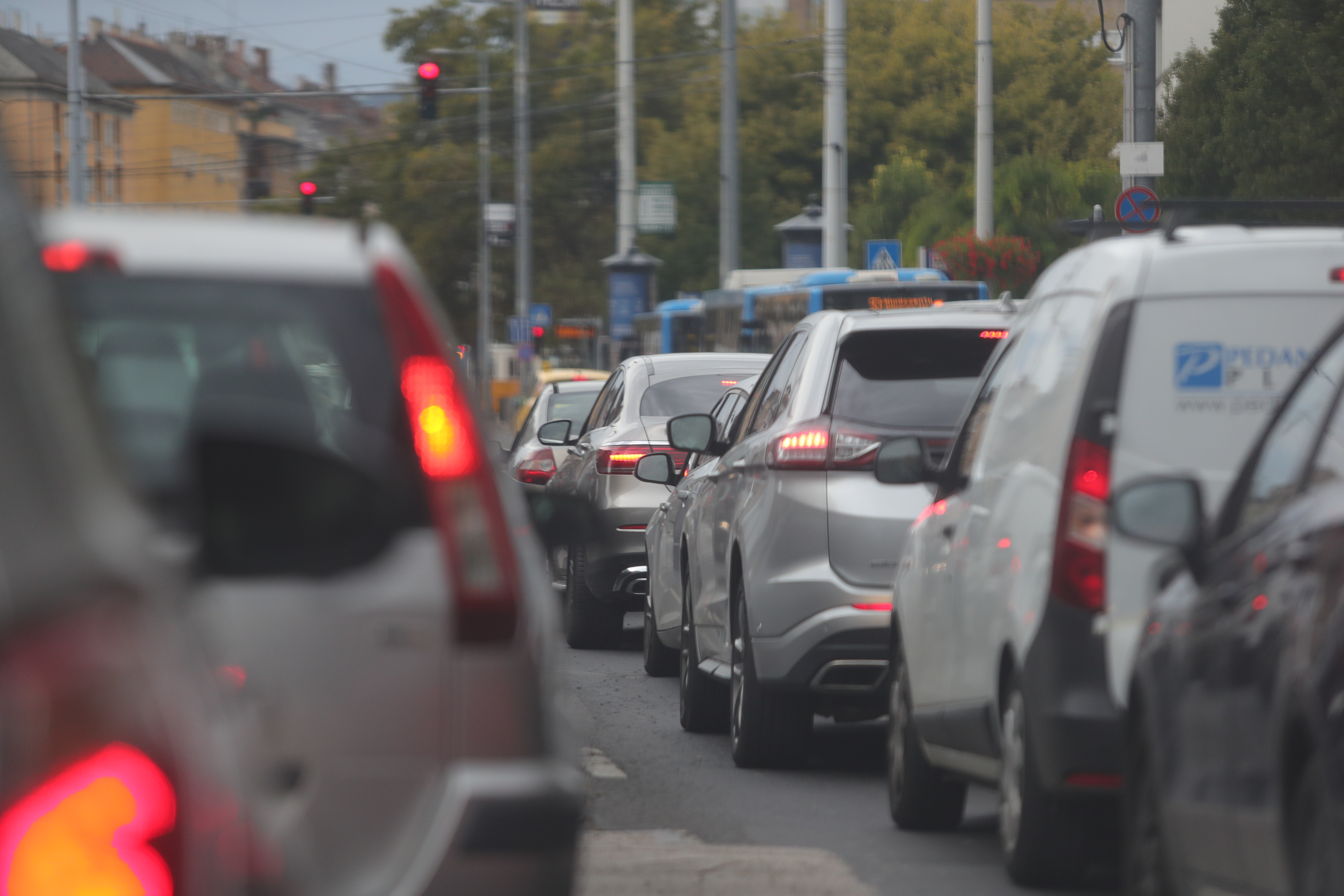 Autósok, figyelem! Ma éjfélkor fontos határidő jár le – Ön befizette már?