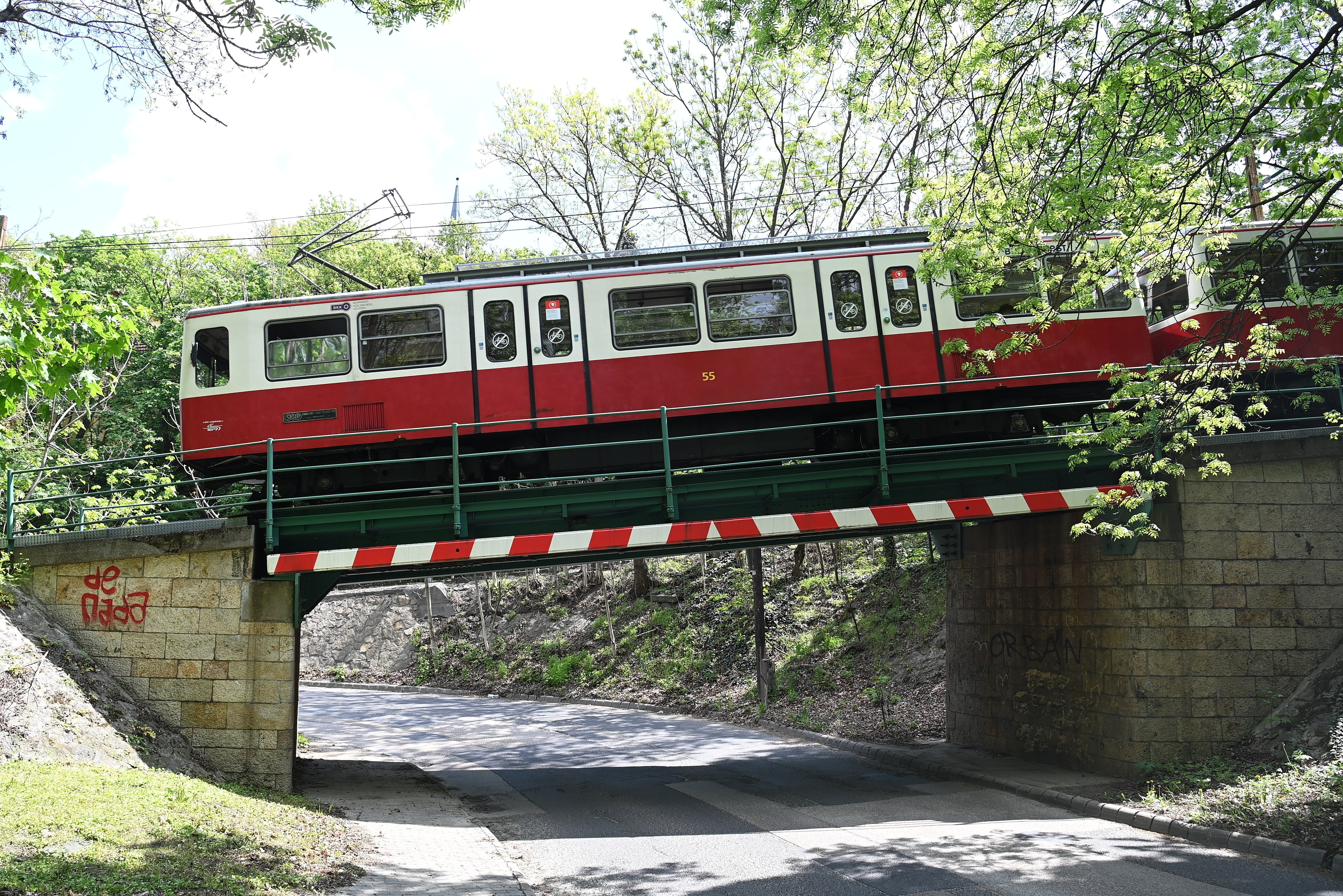 Felújított pályán indul újra a fogaskerekű – Mutatjuk, mikortól járnak ismét a vonatok