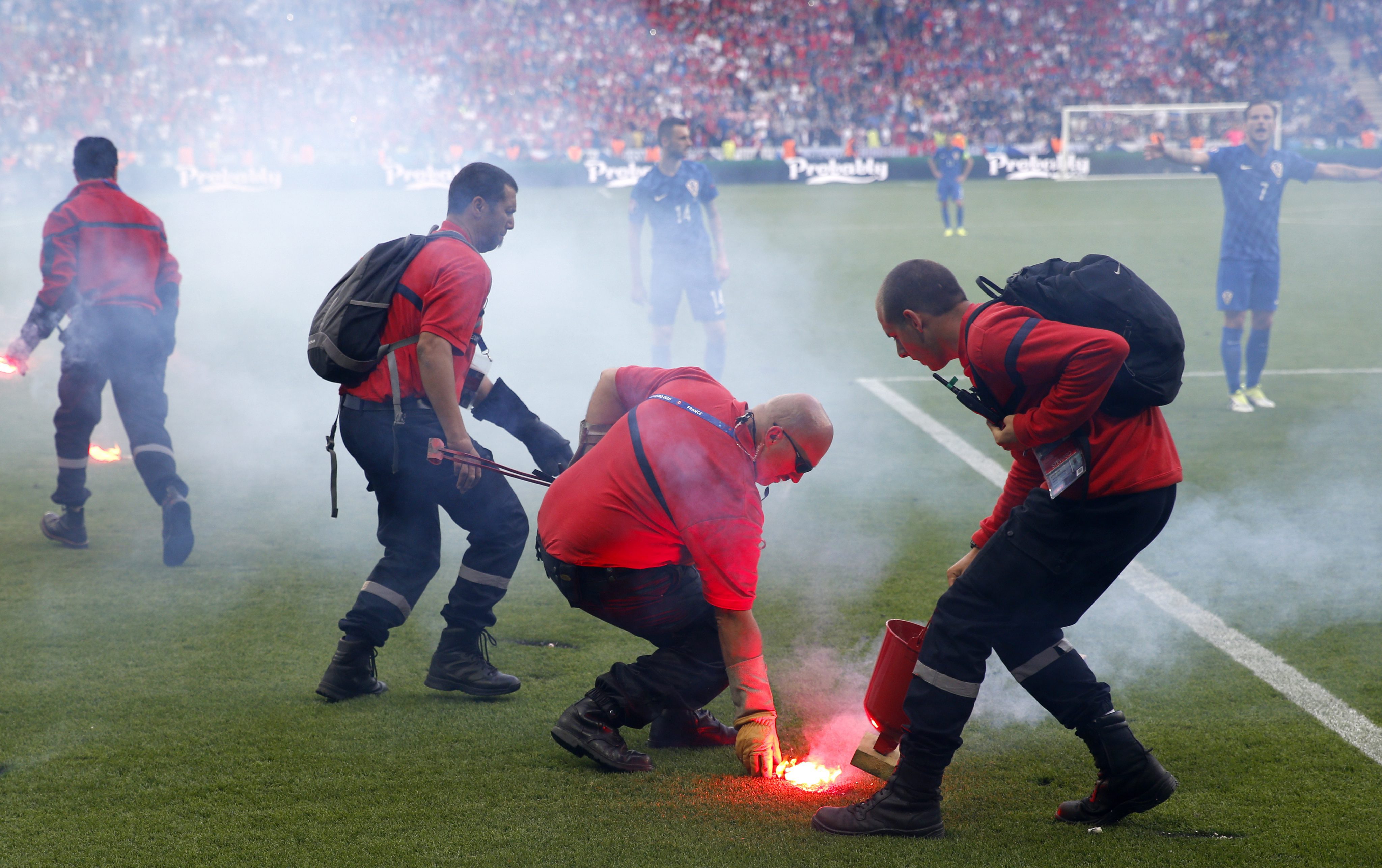 Najpierw Anglicy i Rosjanie, teraz Chorwaci. Kolejni kibice zakłócili mecz Euro 2016