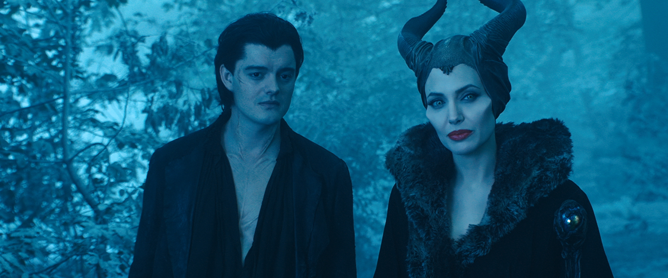 Sam Riley i Angelina Jolie w filmie