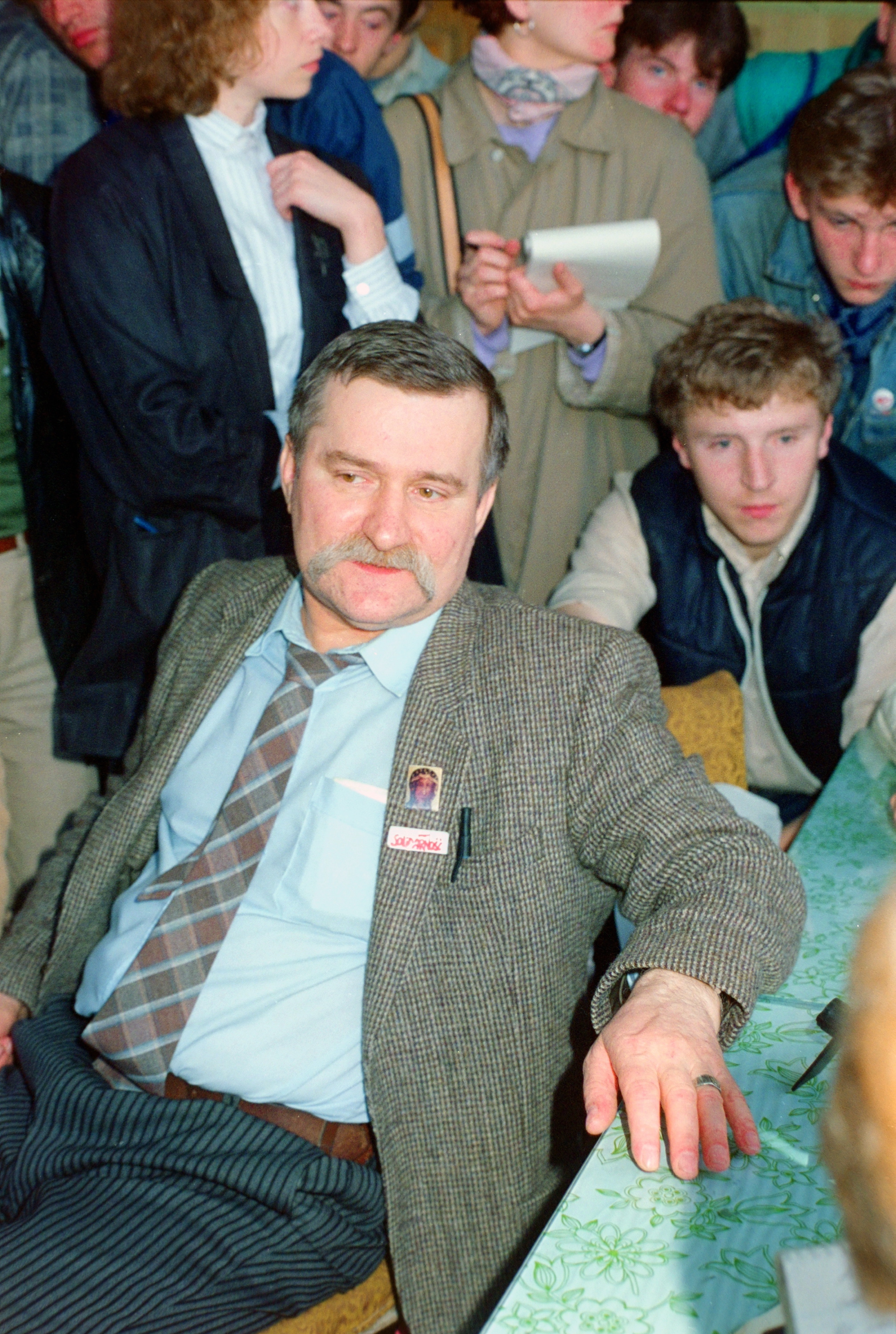 Strajk w Stoczni Gdańskiej. Na zdjęciu Lech Wałęsa, za nim Jacek Kurski, 4 maja 1988 r