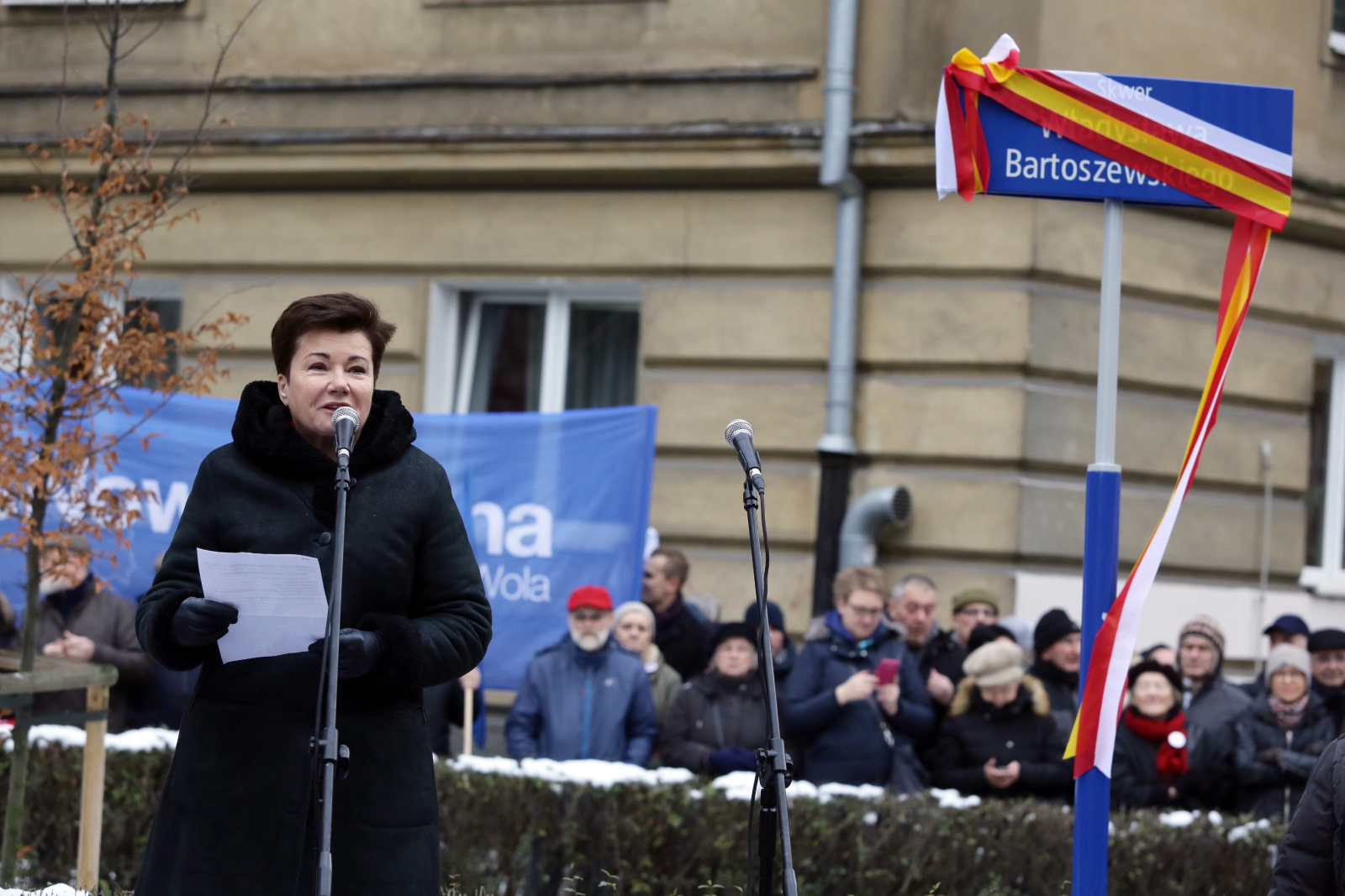 Prezydent stolicy Hanna Gronkiewicz-Waltz powiedziała, że to szczególny dzień, poświęcony uczczeniu Bartoszewskiego. Przypomniała, że był on m.in. więźniem Auschwitz, działaczem Polskiego Państwa Podziemnego, członkiem Komitetu Pomocy Żydom