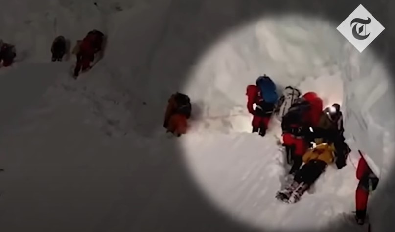 Videón, ahogy átlépnek felette: sokkoló felvétel került elő a K2-n meghalt serpáról