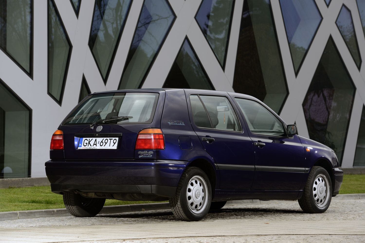 Pod karoserią golfa zadebiutował pierwszy silnik sześciocylindrowy (VR6), legendarny system z automatycznym sprzęgłem i funkcją Start-Stop wykorzystujący siłę bezwładności i tempomat, pierwszy katalizator oksydacyjny dla silników wysokoprężnych (1991), pierwszy silnik wysokoprężny z bezpośrednim wtryskiem paliwa (TDI 1993 i SDI 1995) oraz pierwsze boczne poduszki powietrzne (1996). Również w 1996 roku, od września, wszystkie golfy posiadały seryjny ABS. W 1993 roku Volkswagen zaprezentował na bazie trzeciej generacji nowy kabriolet, nowy napęd na wszystkie koła (syncro II) oraz pierwszego varianta (kombi) w tej serii modeli. Rok później, w maju 1994 roku, Volkswagen świętował opuszczenie taśmy produkcyjnej przez 15-milionowego golfa. W 1997 roku, po wyprodukowaniu 4,96 milionów sztuk, zakończyła się produkcja trzeciej generacji...
