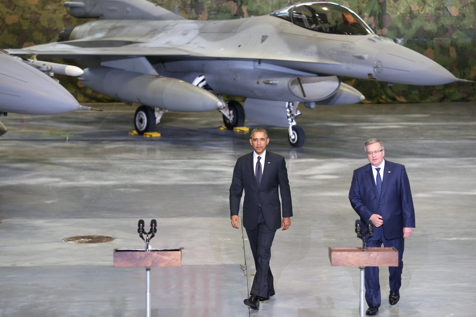 Tu po przylocie do Polski Barack Obama i Bronisław Komorowski na lotnisku wojskowym na Okęciu spotkali się z pilotami myśliwców - polskimi i amerykańskimi