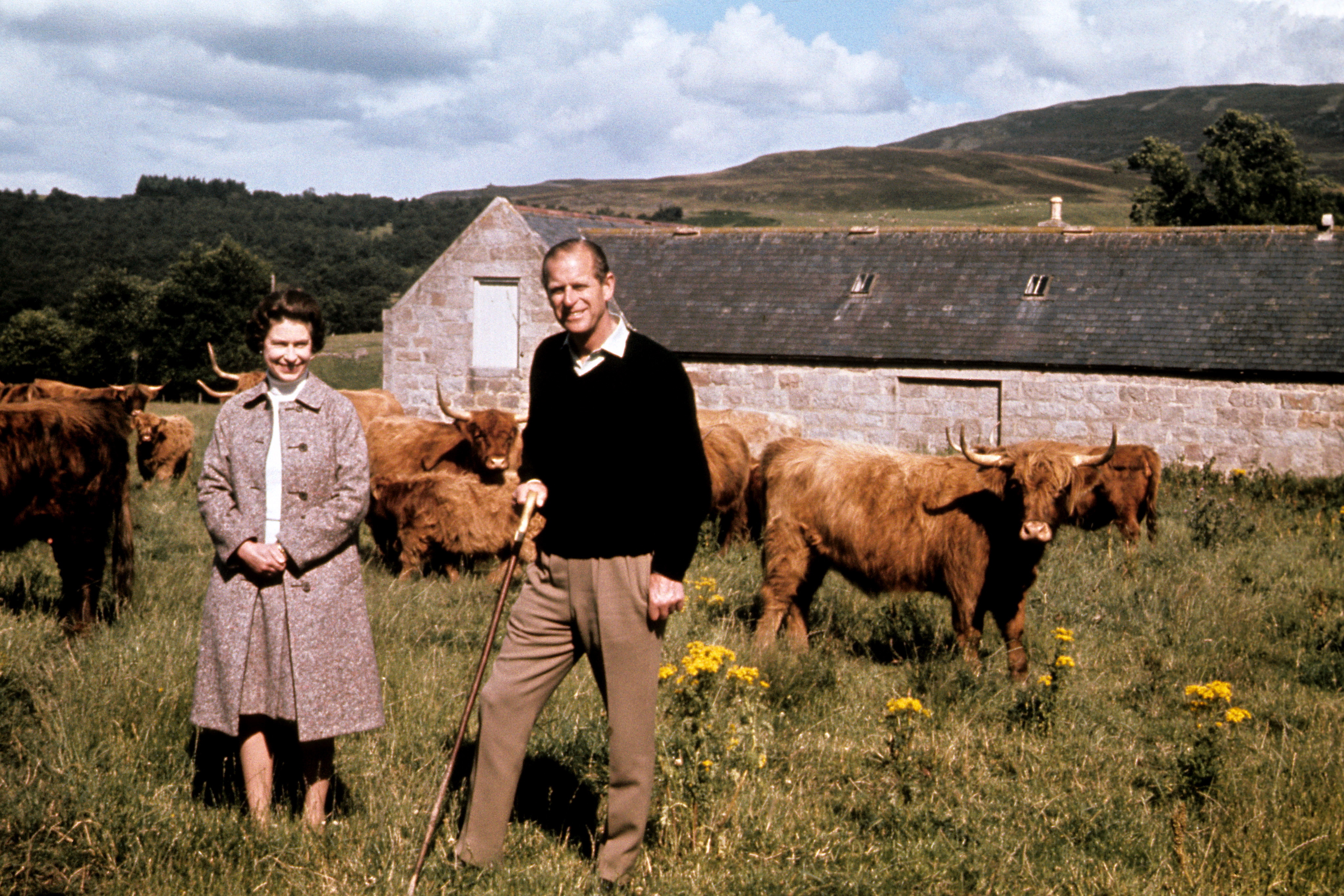 Królowa Elżbieta II i książę Filip podczas wizyty na farmie w posiadłości Balmoral, aby uczcić rocznicę srebrnego ślubu