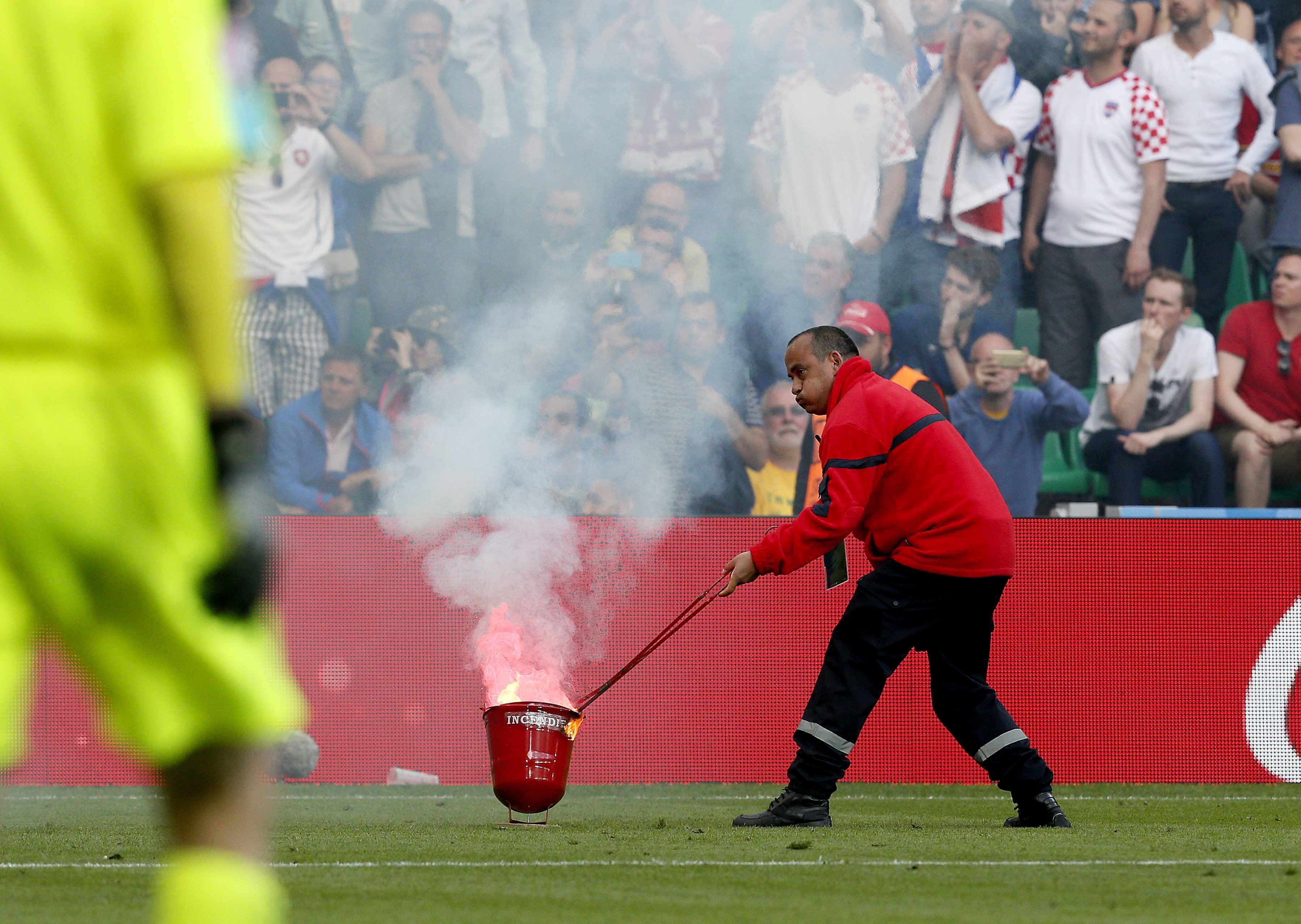 Najpierw Anglicy i Rosjanie, teraz Chorwaci. Kolejni kibice zakłócili mecz Euro 2016