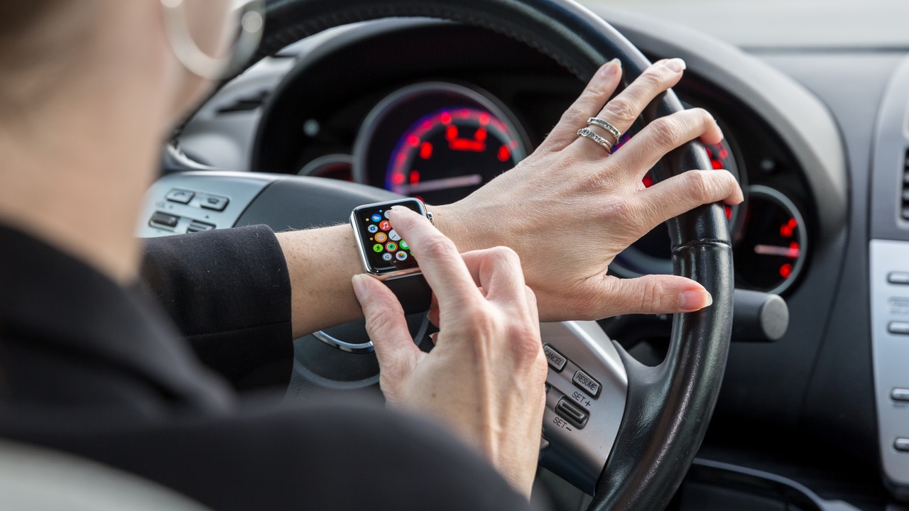 Môže šofér používať smart hodinky a kolobežkár dostať pokutu za mobil?  Otázky a odpovede