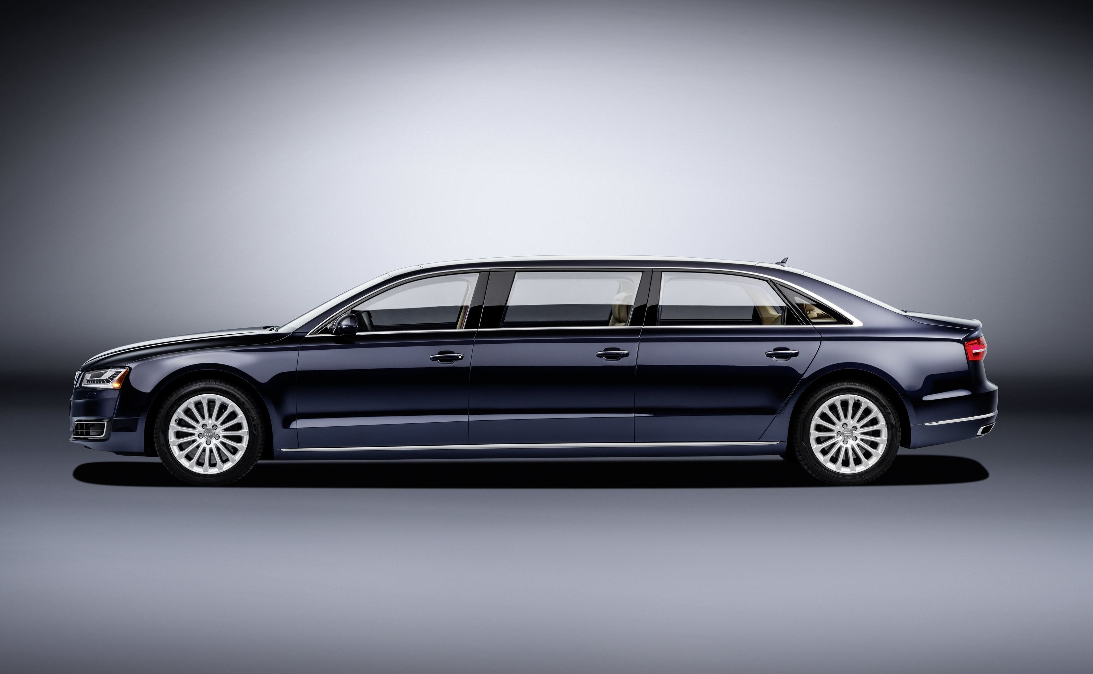 Nowe A8 L extender powstało na zamówienie jednego z europejskich klientów. Audi twierdzi, że ten samochód zainteresował też innych i niemiecki producent otrzymuje kolejne zamówienia na unikatowe A8 L extended. Może BOR pokusi się i kupi taką królewską limuzynę.