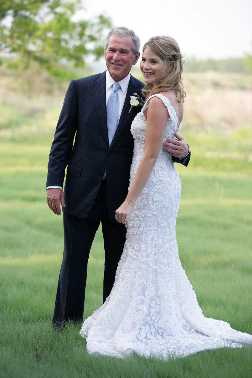 Jenna Bush w sukni ślubnej Oscara de la Renty i George W. Bush / Getty Images
