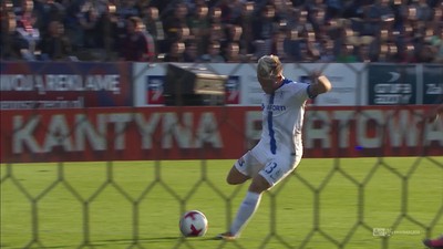Pogoń - Lech (0:0): Trałka wypracował pozycję Barkrothowi, ale ten przegrał pojedynek z Załuską. Dobra interwencja bramkarza