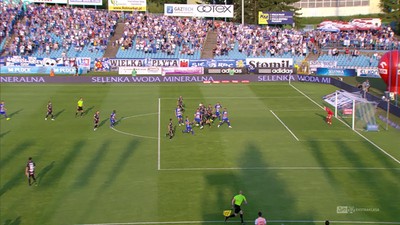 Wisła P. - Lech (0:1): Ciekawie wykonany rzut wolny gospodarzy. Uderzał Uryga, ale dobrze ustawiony Burić broni