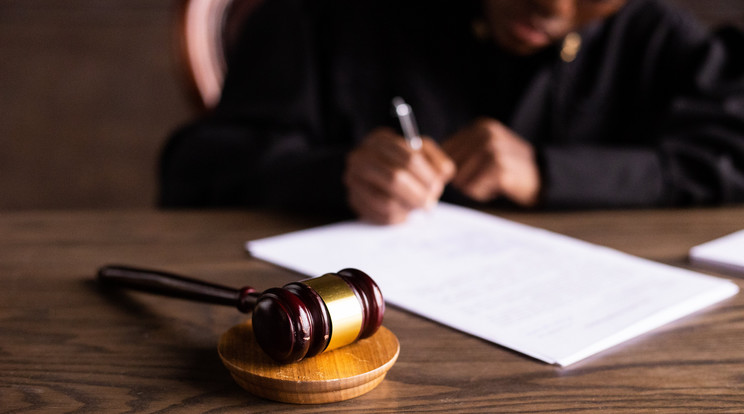 Emberölés miatt jogerősen 12 évre ítélték az idős anyjukat elhanyagoló téti testvérpárt