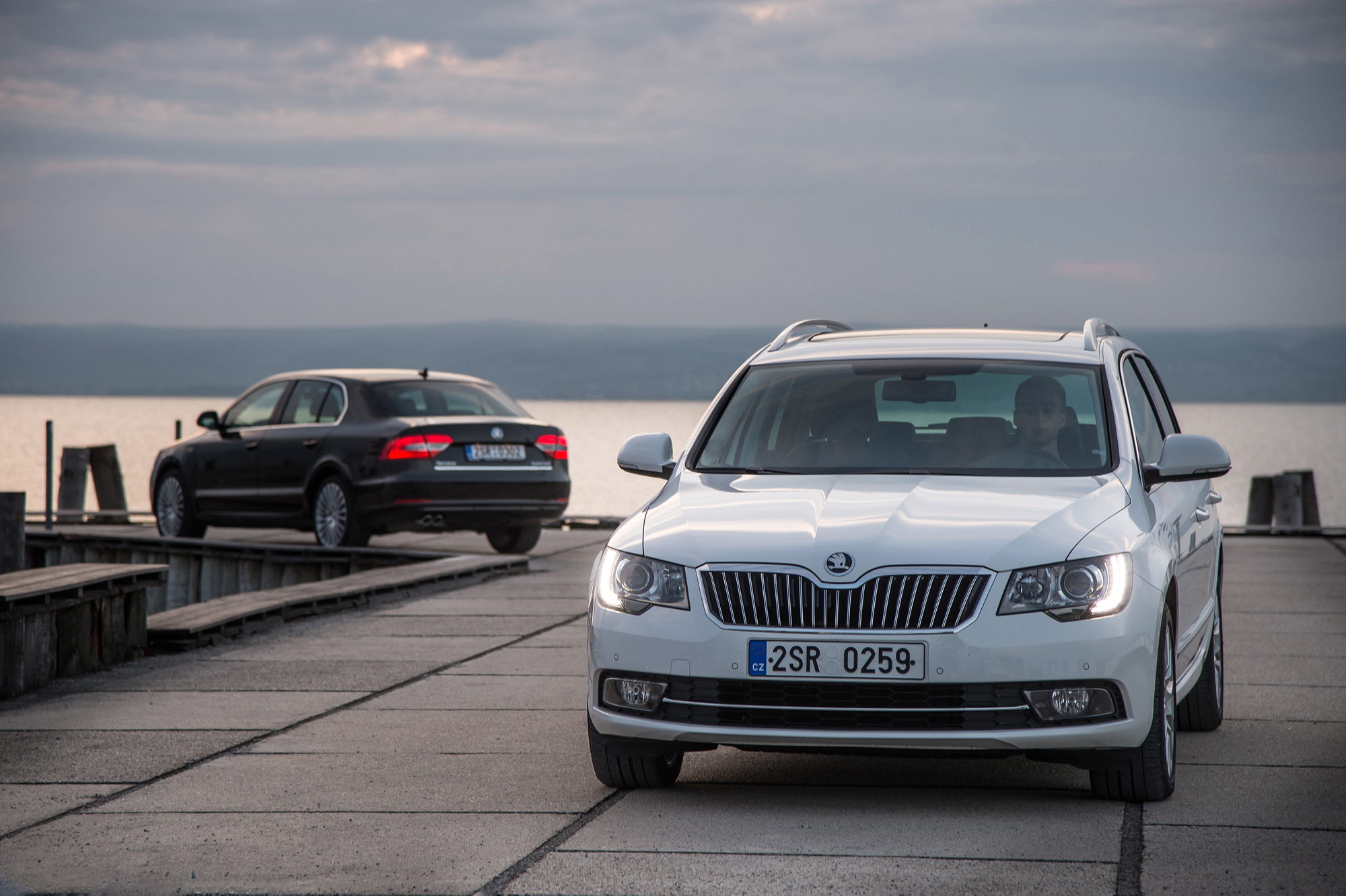 Najtańsza skoda superb w nowym wcieleniu to model napędzany doładowanym silnikiem benzynowym 1.4 TSI/125 KM - samochód kosztuje od 70 850 zł. Najtańszy model z silnikiem Diesla napędza jednostka 1.6 TDI o mocy 105 KM - taka skoda super kosztuje od 77 450 zł.